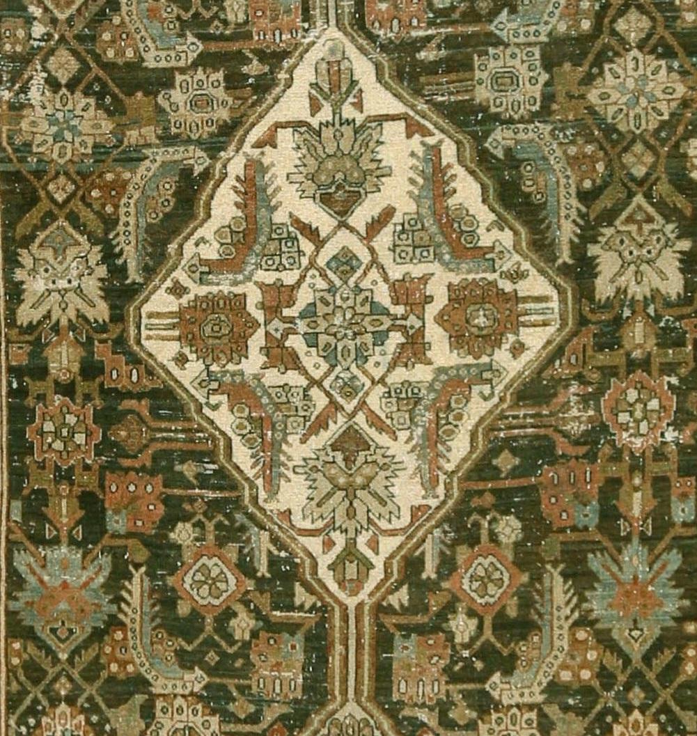 Antiker blauer, leicht bearbeiteter persischer Bibikabad-Teppich im Used-Look (Handgewebt) im Angebot
