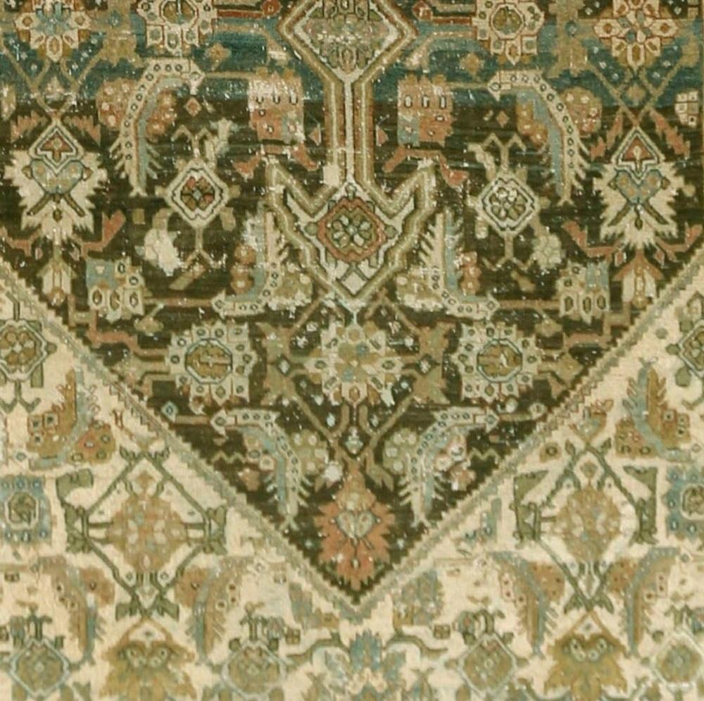 Antiker blauer, leicht bearbeiteter persischer Bibikabad-Teppich im Used-Look im Zustand „Gut“ im Angebot in New York, NY