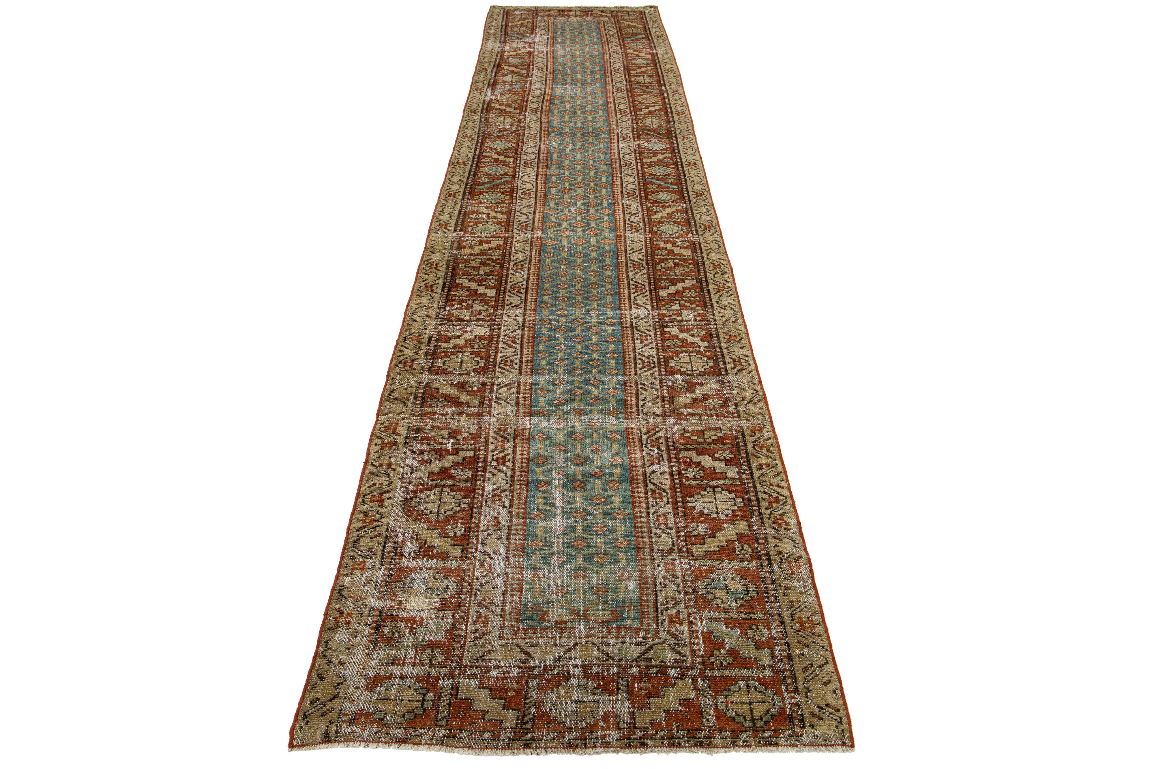 Dieser persische Malayer-Wollteppich besitzt einen antiken Charme. Es zeigt handgeknüpfte Wolle in einem blauen Feld. Das Tribal-Muster ist mit rost-, braun- und hellbraunen Akzenten verziert.

Dieser Teppich misst 3'2