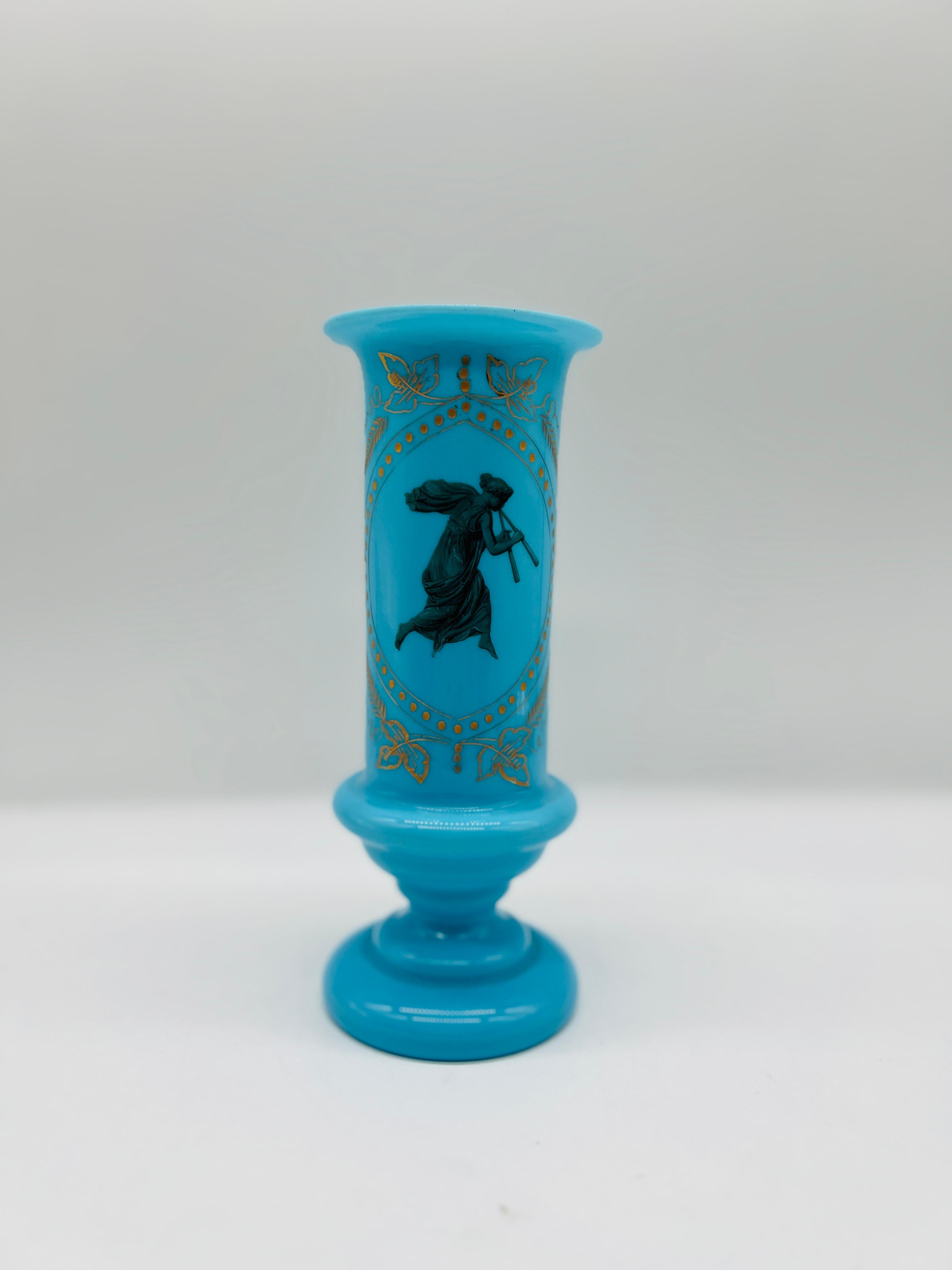 Este exquisito jarrón antiguo de vidrio Bristol opalino azul presenta una representación finamente grabada de una diosa romana, elegantemente representada en su superficie. El jarrón está hecho de vidrio opalino, conocido por su translucidez lechosa