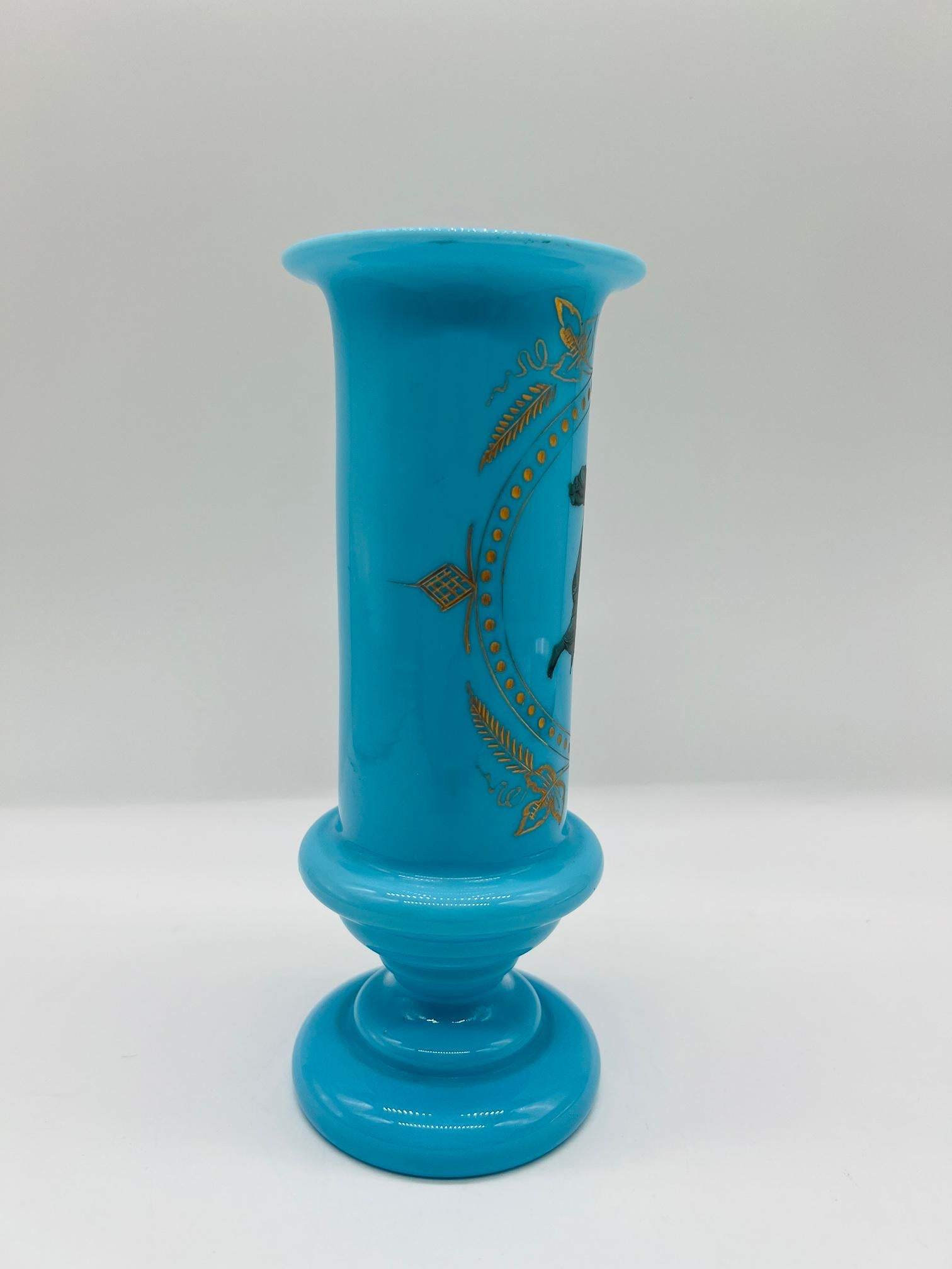 Jarrón antiguo de vidrio opalino Bristol Blue Glass con diosa romana grabada Grecorromano en venta
