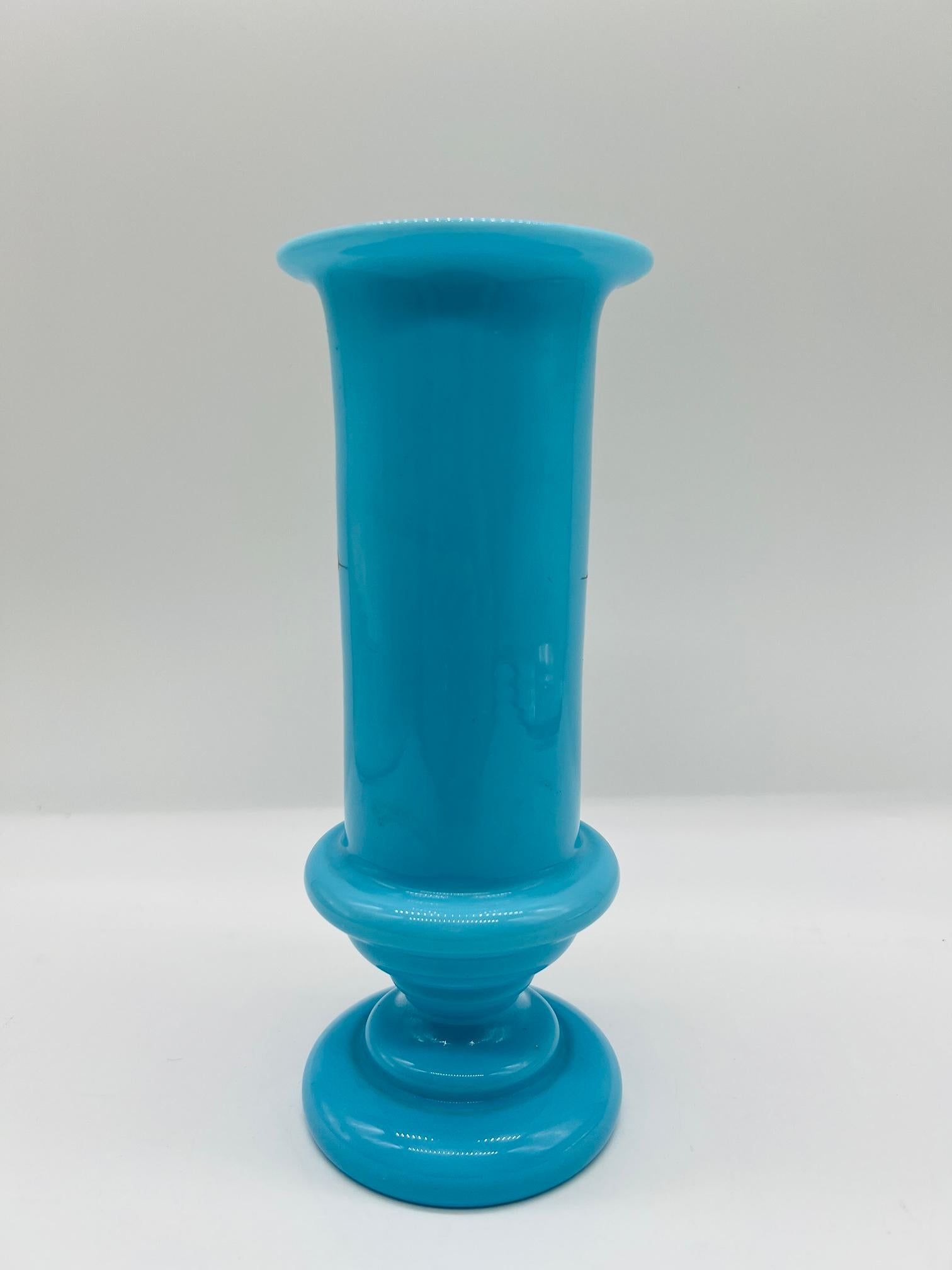 Jarrón antiguo de vidrio opalino Bristol Blue Glass con diosa romana grabada Británico en venta