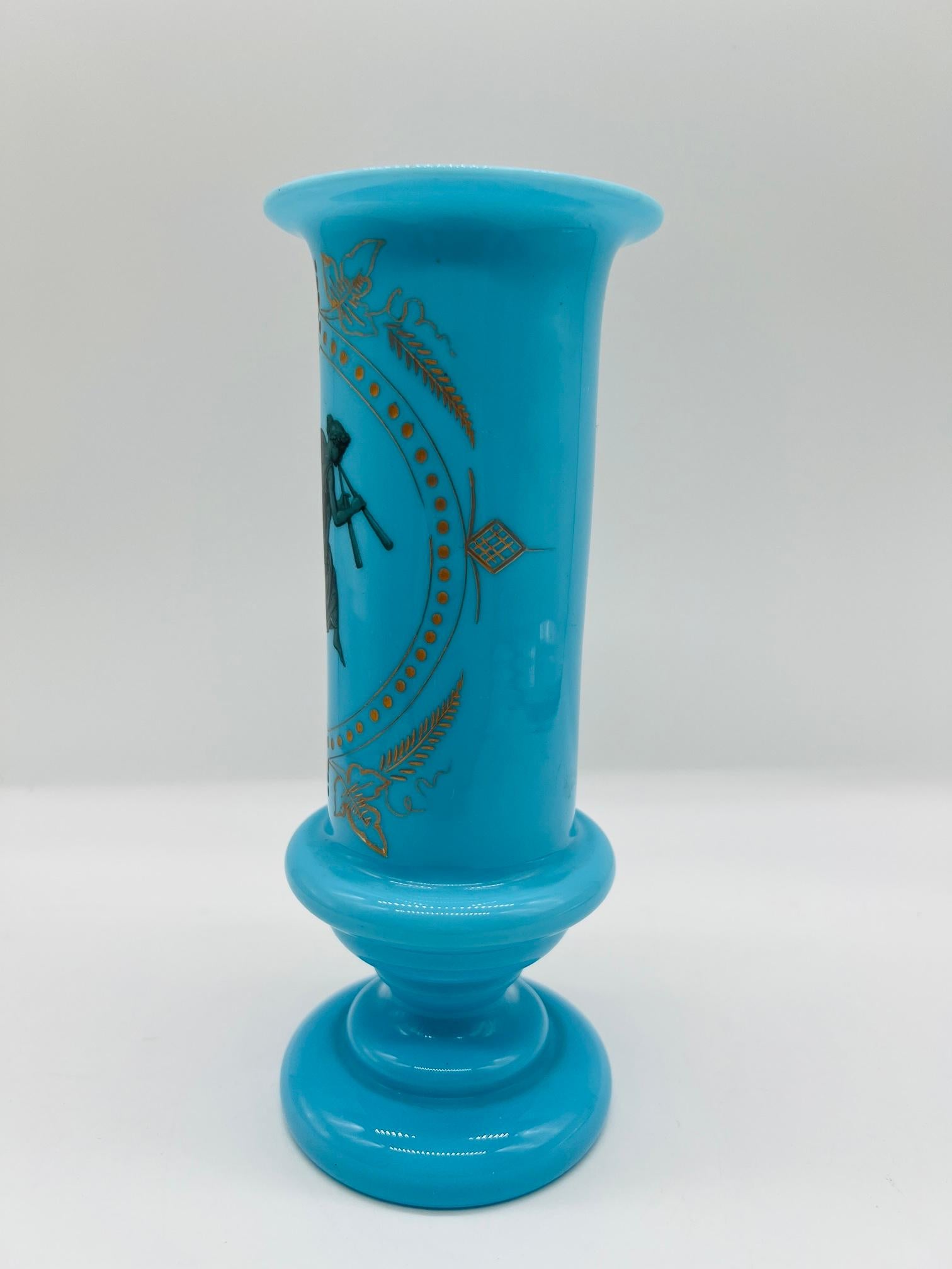 Jarrón antiguo de vidrio opalino Bristol Blue Glass con diosa romana grabada en Bueno estado para la venta en Atlanta, GA