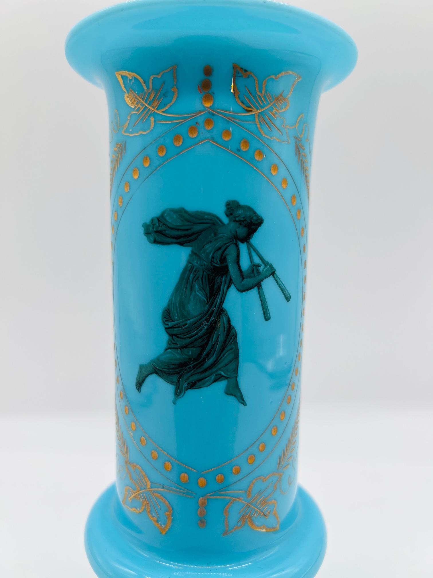 Jarrón antiguo de vidrio opalino Bristol Blue Glass con diosa romana grabada siglo XIX en venta