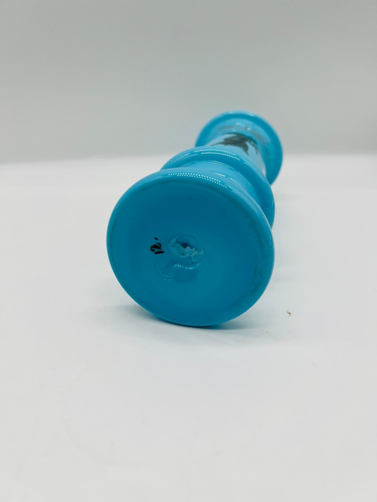 Jarrón antiguo de vidrio opalino Bristol Blue Glass con diosa romana grabada Vidrio en venta