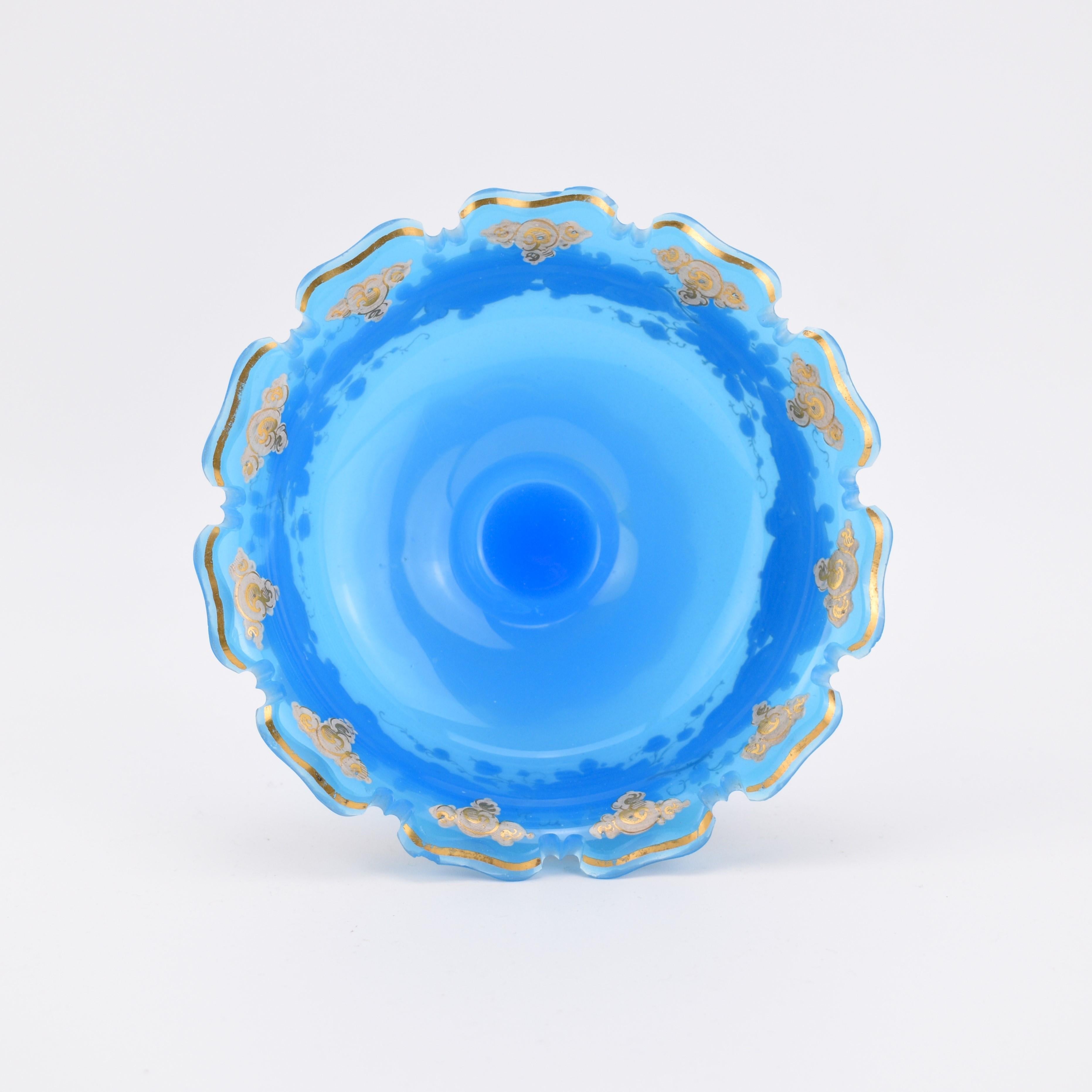 Centro de mesa antiguo de cristal esmaltado opalino azul Tazza, Siglo XIX en Bueno estado para la venta en Rostock, MV