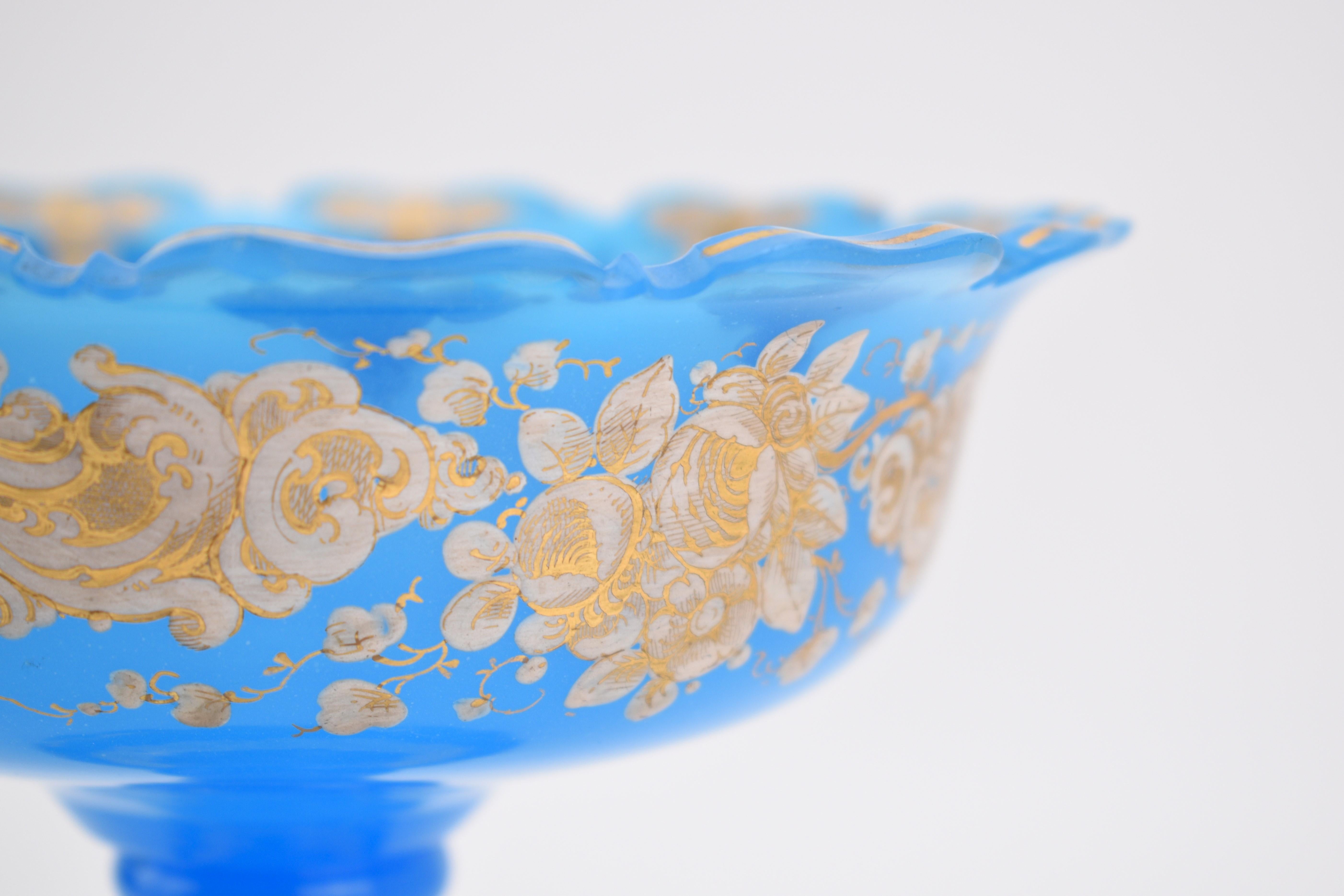 Centro de mesa antiguo de cristal esmaltado opalino azul Tazza, Siglo XIX Esmalte en venta