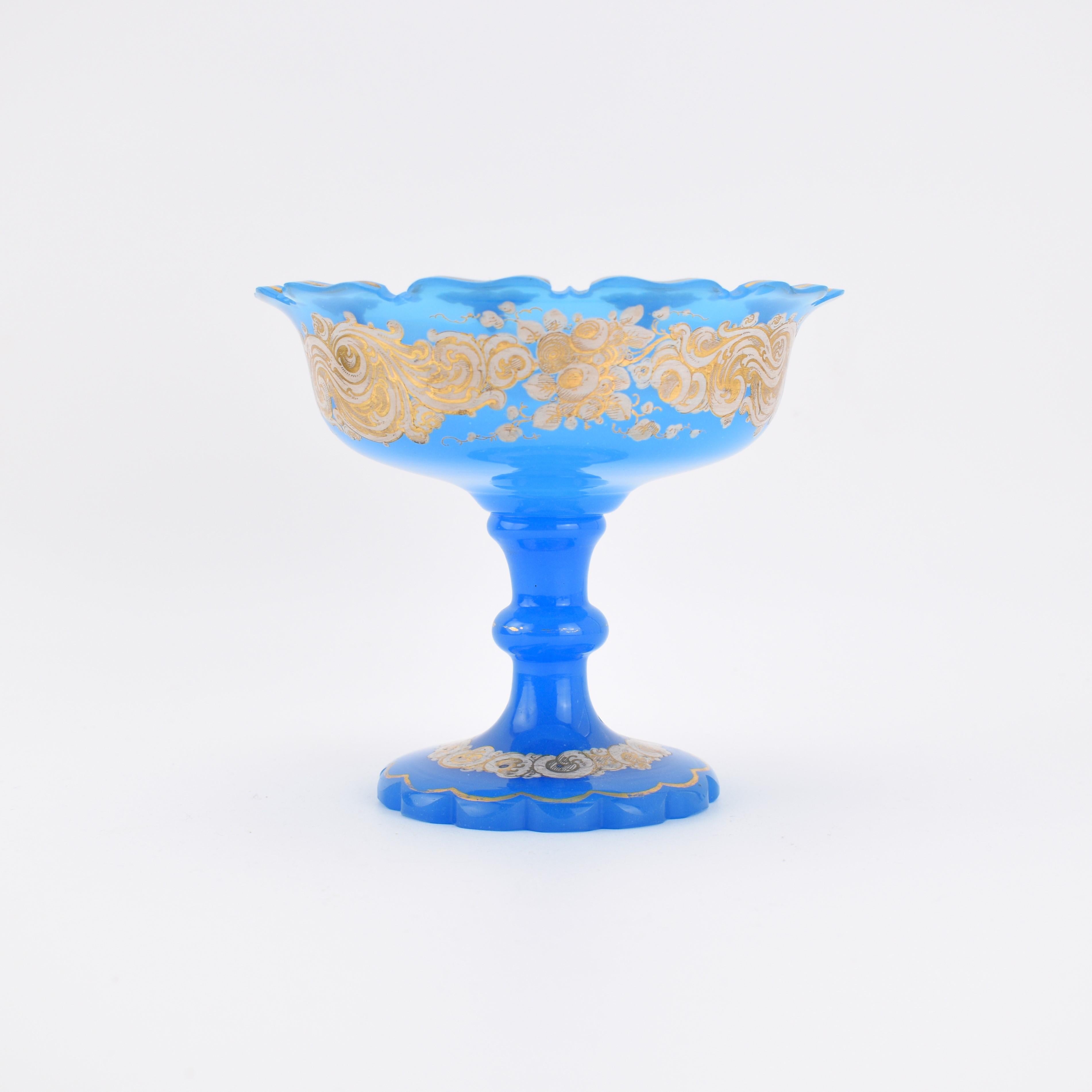 Centro/Cuenco de cristal opalino de alabastro azul con decoración de esmalte dorado - Siglo XIX

Este exquisito cuenco de vidrio opalino azul alabastro, elaborado con la fina calidad típica de la manufactura vidriera bohemia del siglo XIX, está
