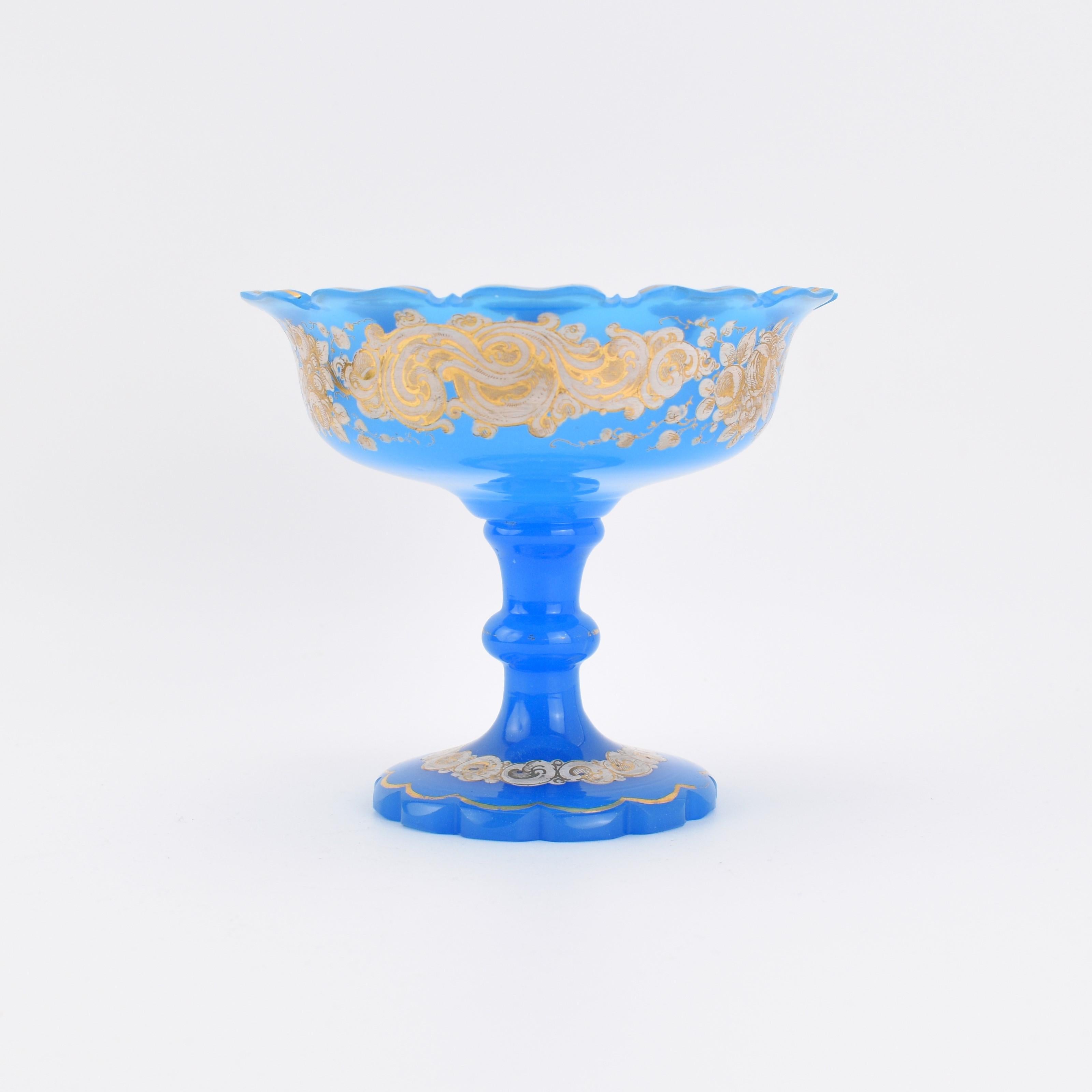 Centro de mesa antiguo de cristal esmaltado opalino azul Tazza, Siglo XIX Europeo en venta