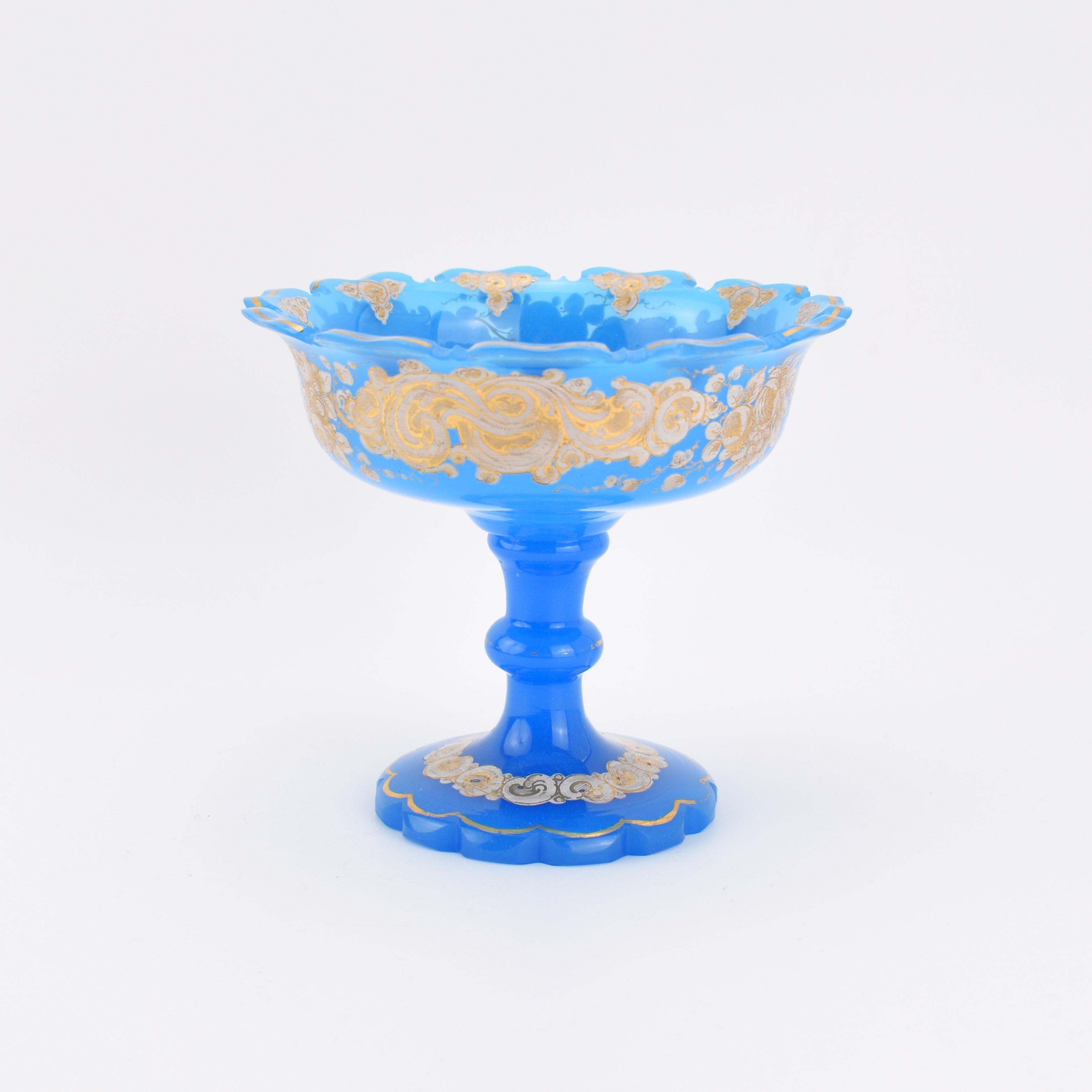 Centro de mesa antiguo de cristal esmaltado opalino azul Tazza, Siglo XIX Dorado en venta