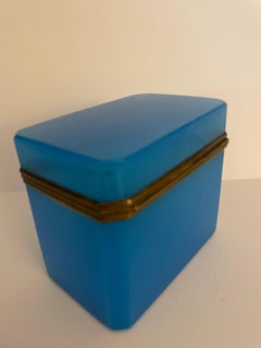 Antique French, scatola da comò in vetro opalino blu