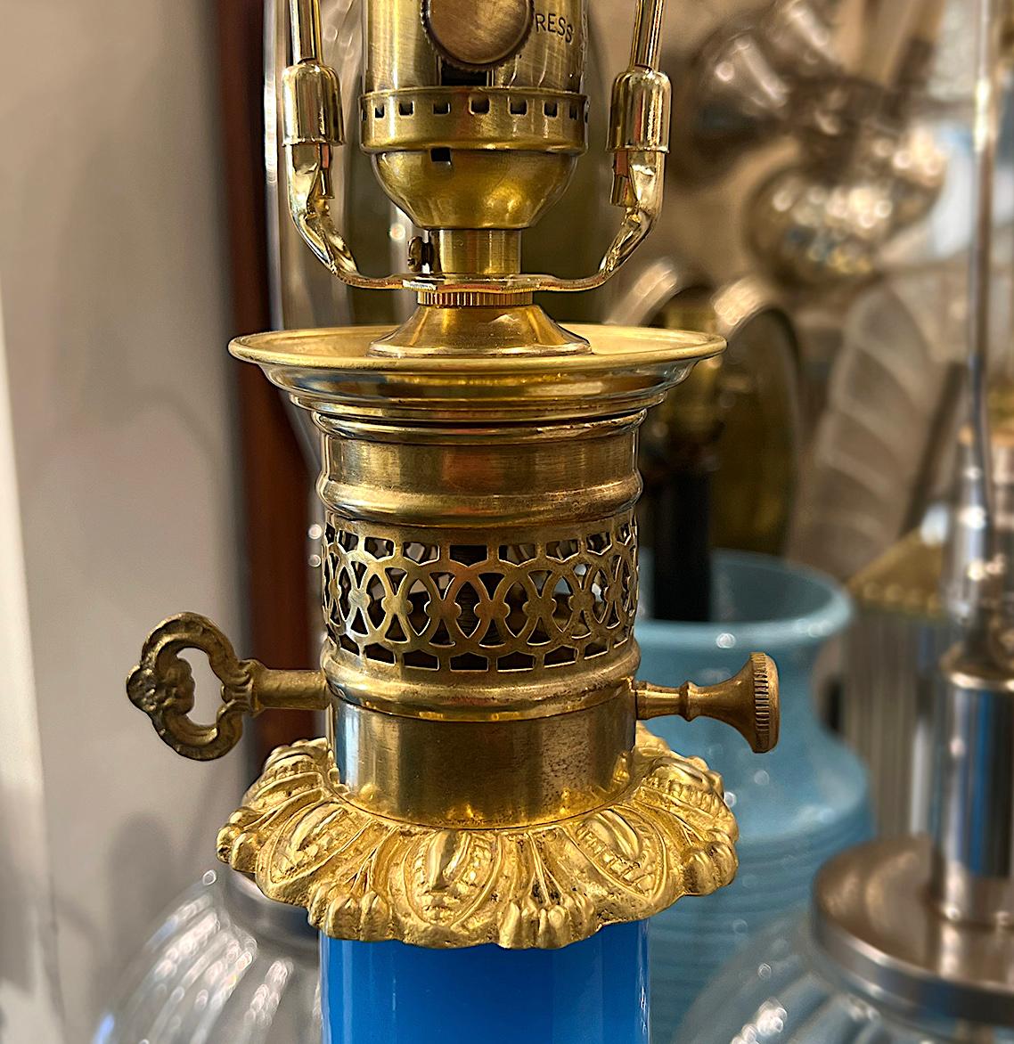 Français Lampes anciennes en verre opalin bleu en vente
