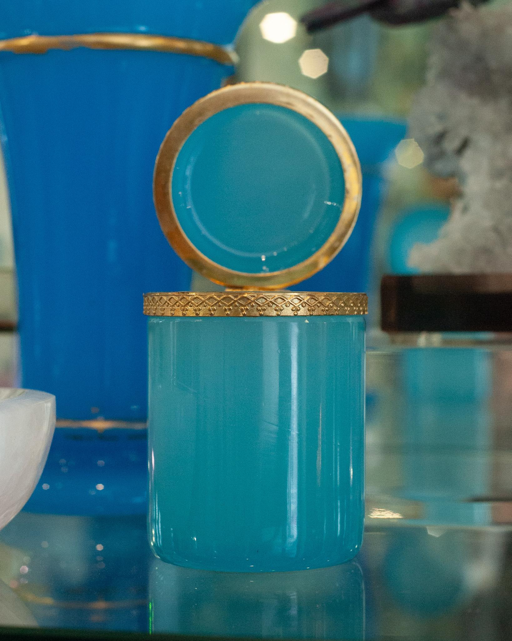 Français Jarre ancienne en opaline bleue avec couvercle monté en bronze doré en vente