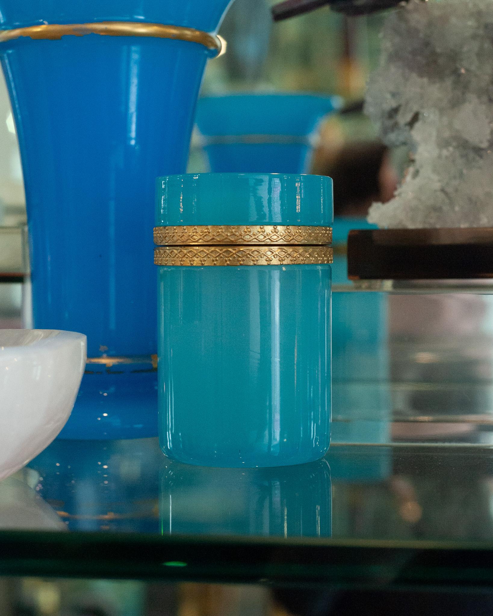 Doré Jarre ancienne en opaline bleue avec couvercle monté en bronze doré en vente
