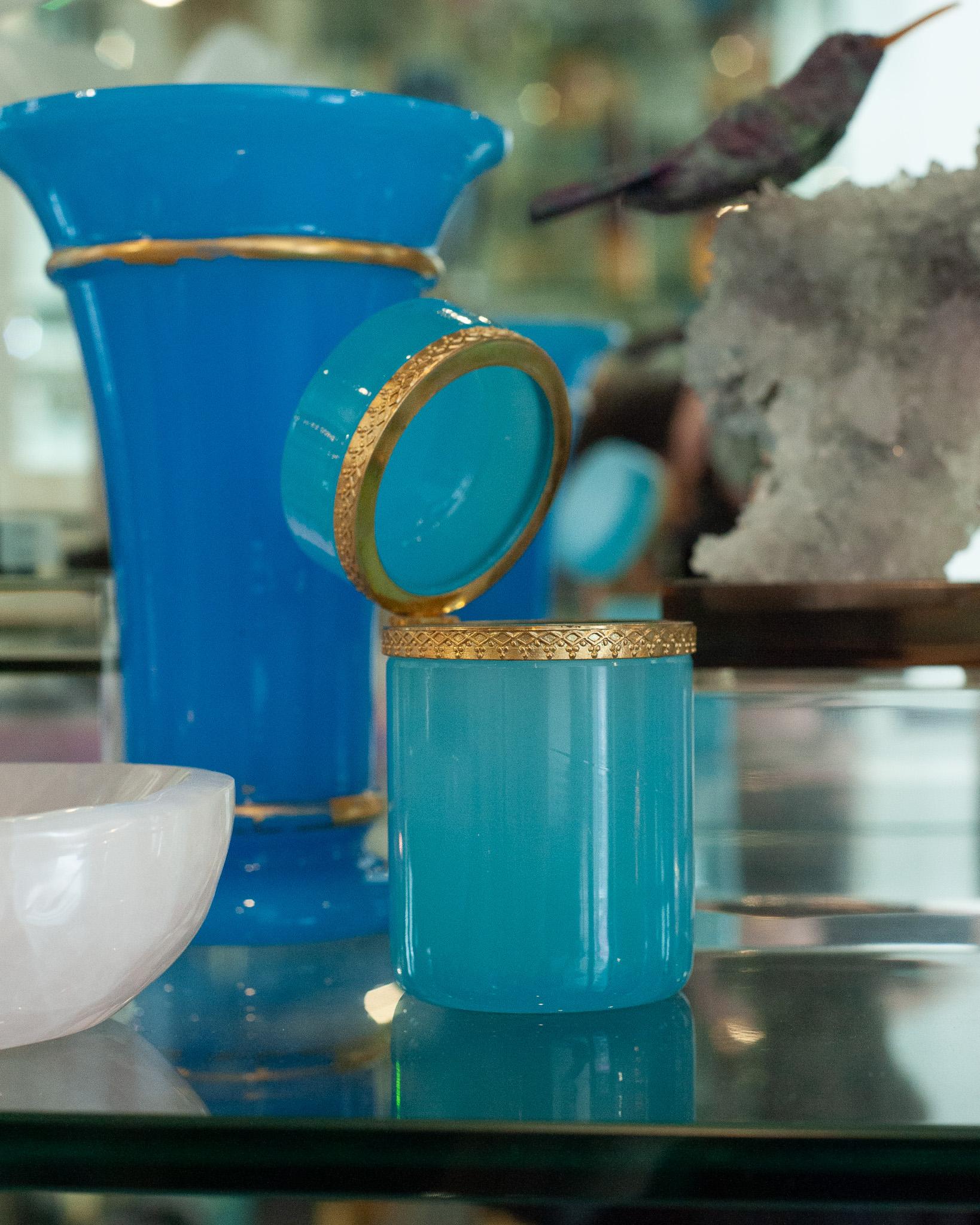 Jarre ancienne en opaline bleue avec couvercle monté en bronze doré Bon état - En vente à Toronto, ON