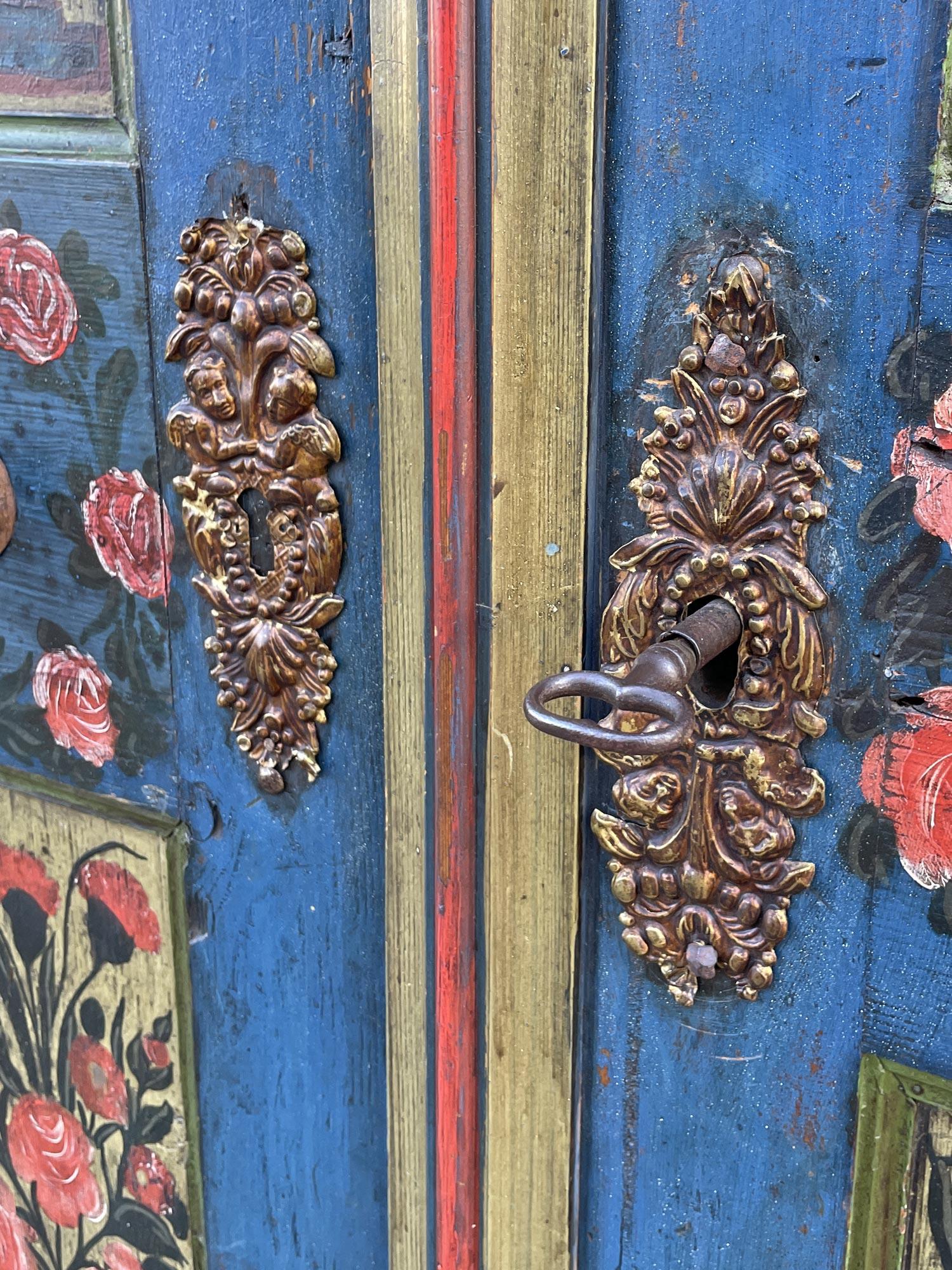 Antiker blau bemalter Schrank aus dem Jahr 1850 im Angebot 7