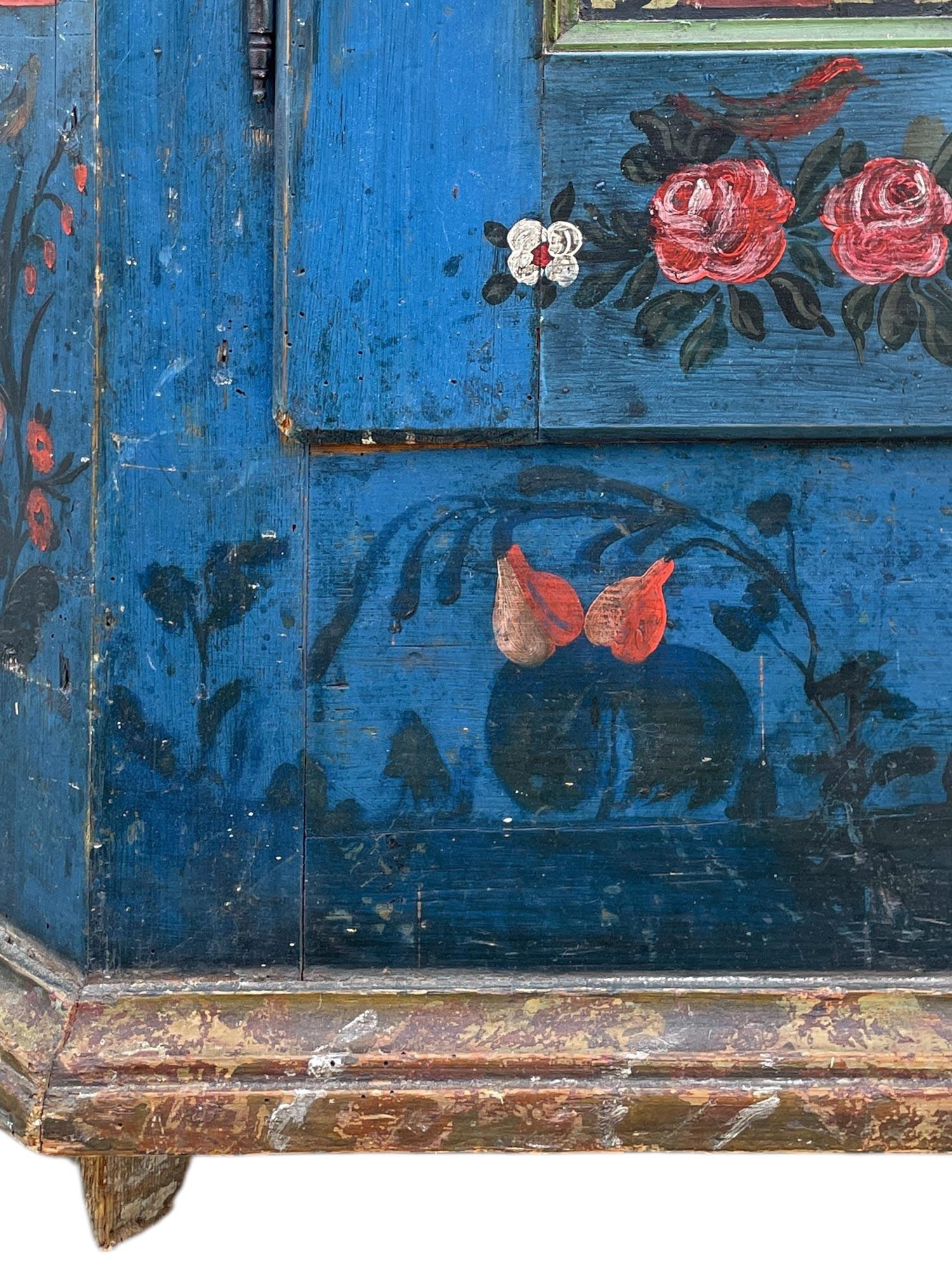 Antiker blau bemalter Schrank aus dem Jahr 1850 im Angebot 1