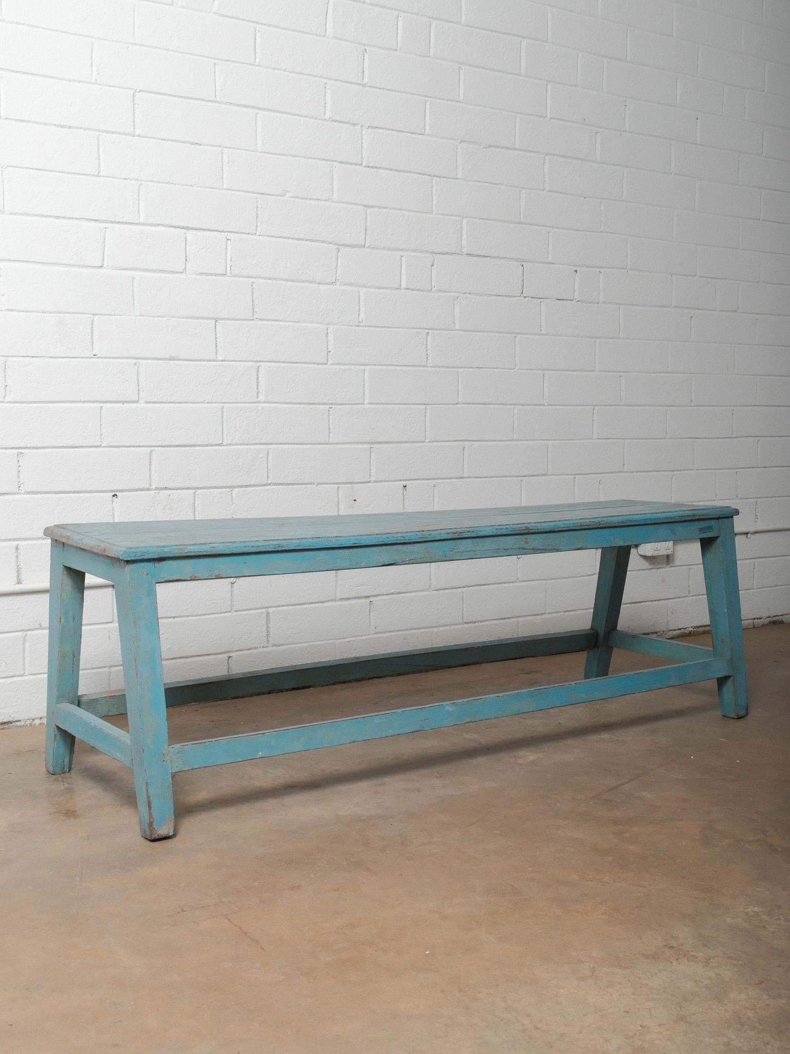 Rustique Banc rustique en bois peint en bleu antique en vente