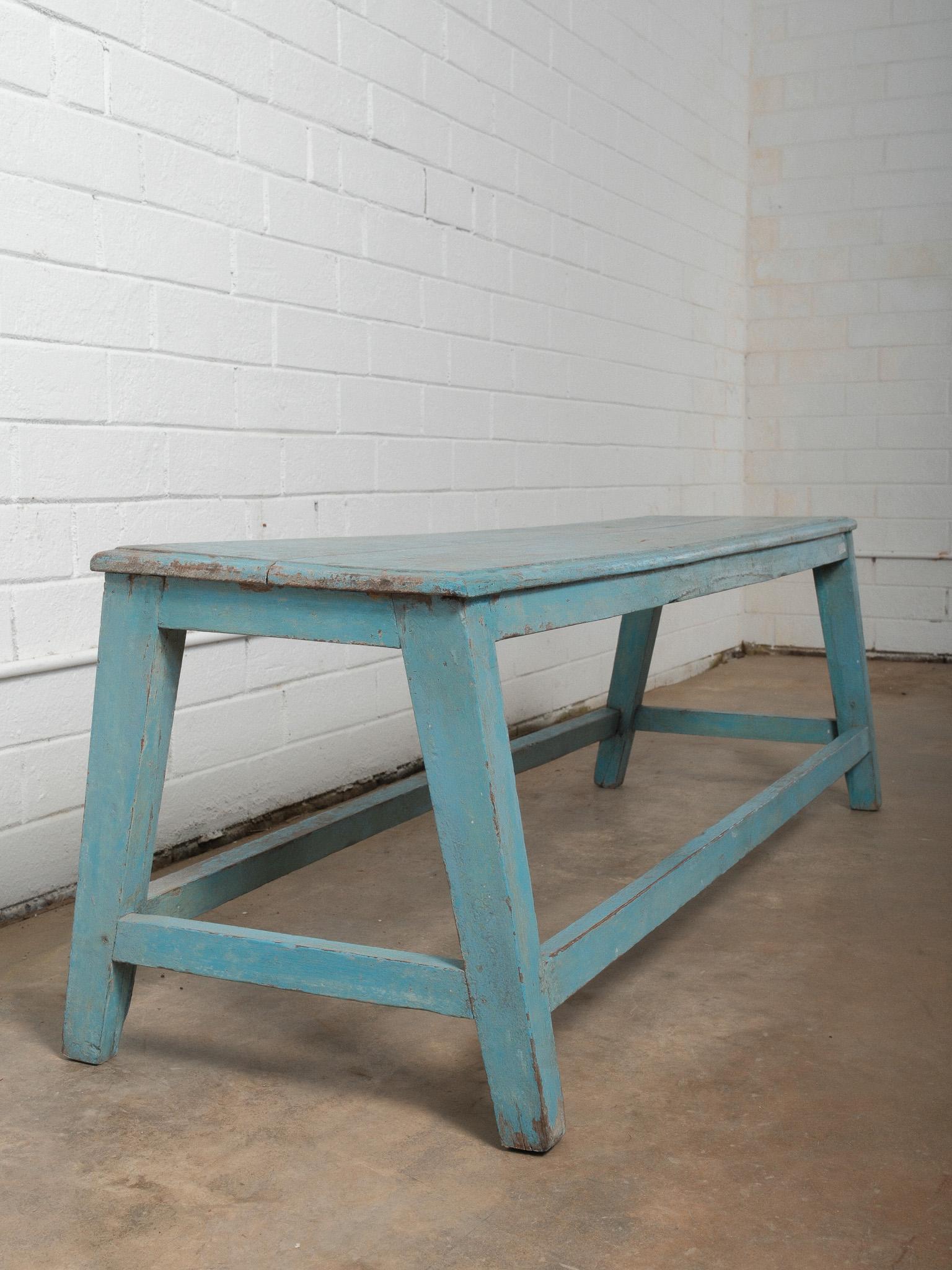 Peint Banc rustique en bois peint en bleu antique en vente