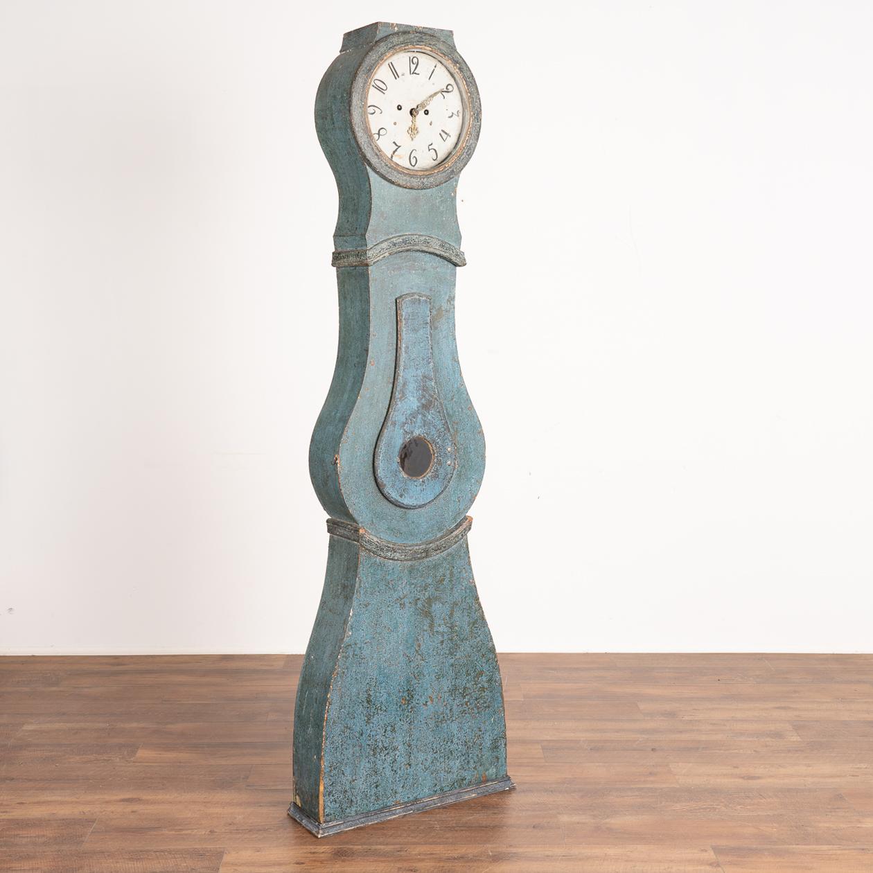 Graceful curves create the attractive silhouette of this Swedish mora grandfather clock.
Newer professionally applied blue layered finish (with slight white and green undertones), lightly distressed to fit age of clock.
Original clock face and