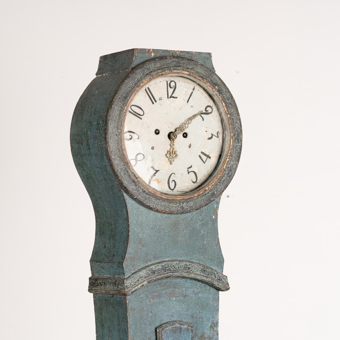 Bois Antiquité - Horloge grand-père suédoise Mora antiques peintes en bleu, vers 1820-1840 en vente