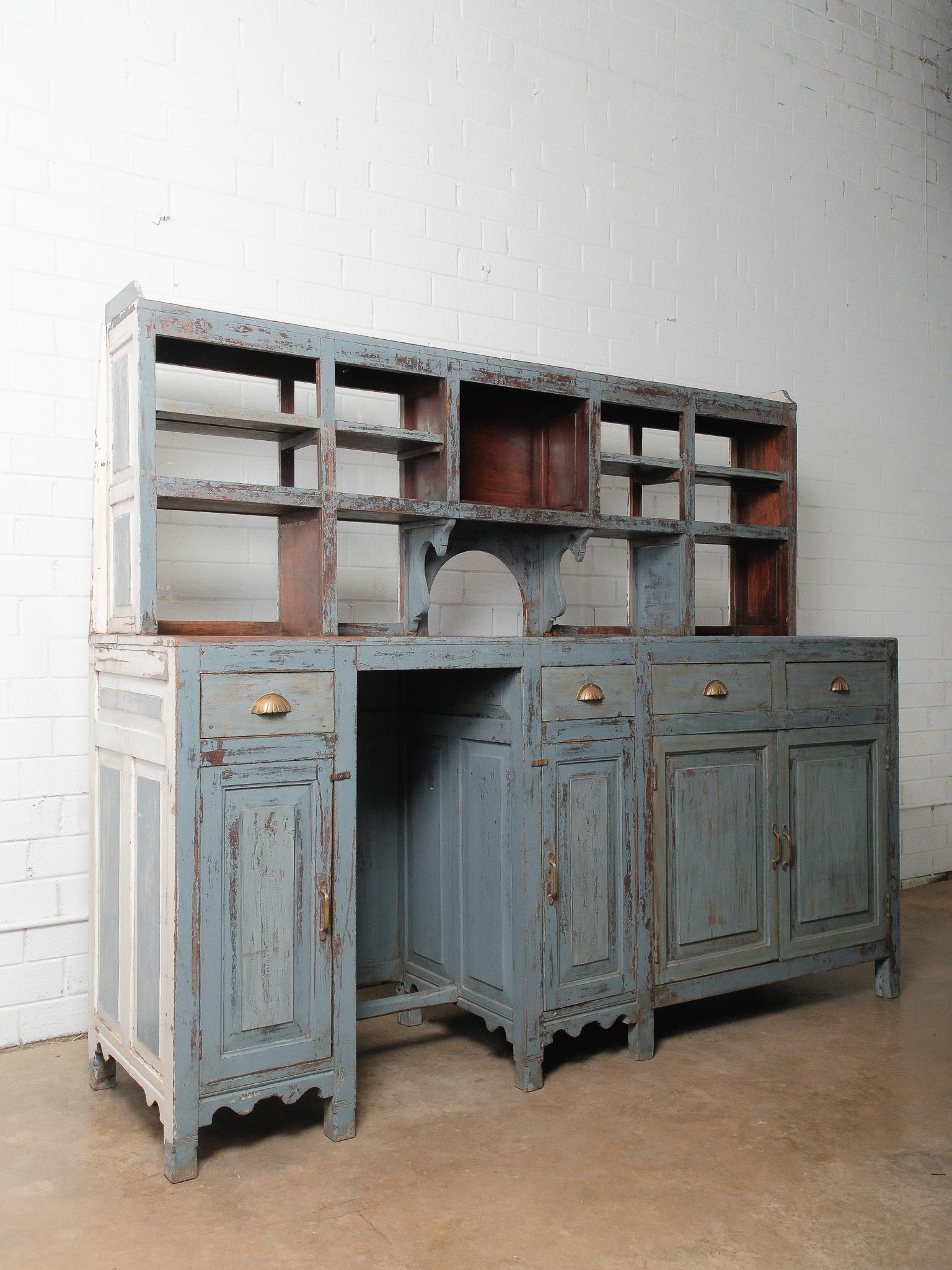 Rustico Antico bancone in legno dipinto di blu con mobile espositivo e portaoggetti in vendita