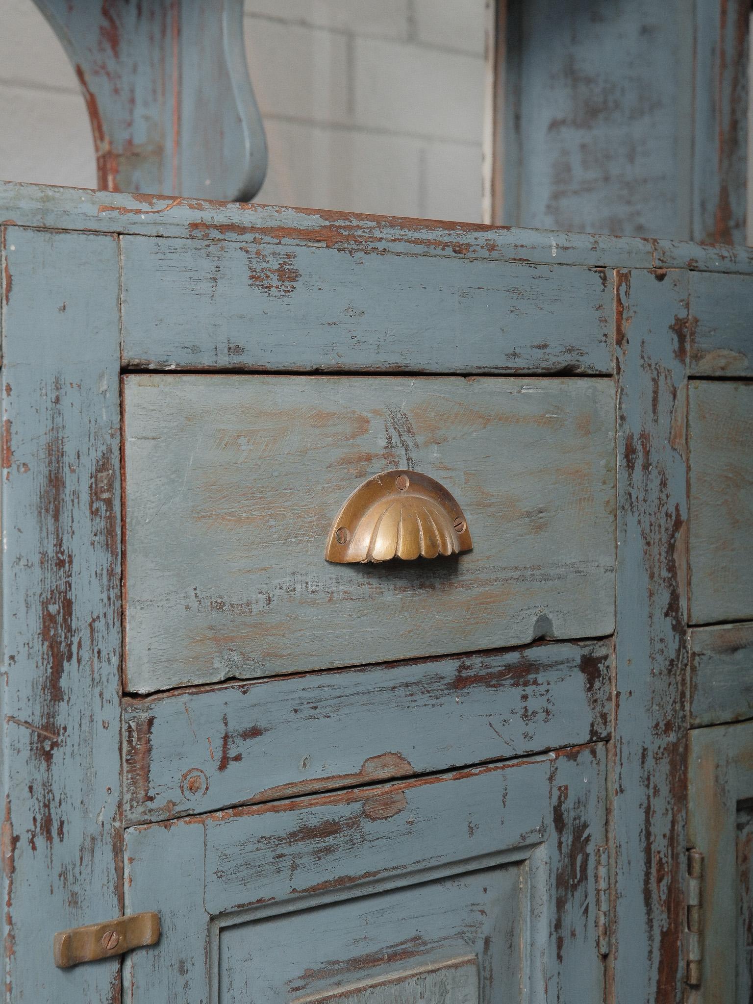 Indiano Antico bancone in legno dipinto di blu con mobile espositivo e portaoggetti in vendita