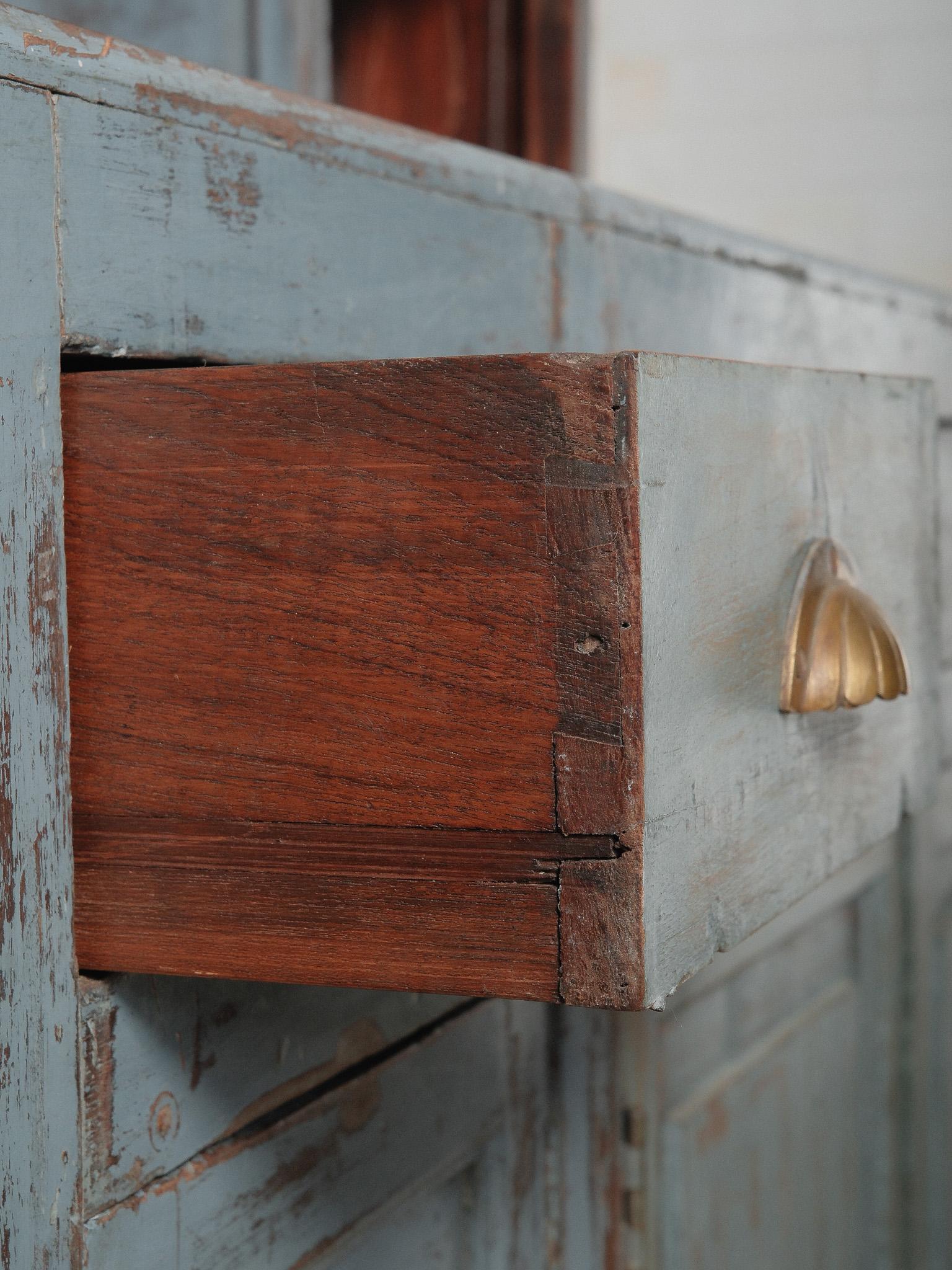 Legno Antico bancone in legno dipinto di blu con mobile espositivo e portaoggetti in vendita