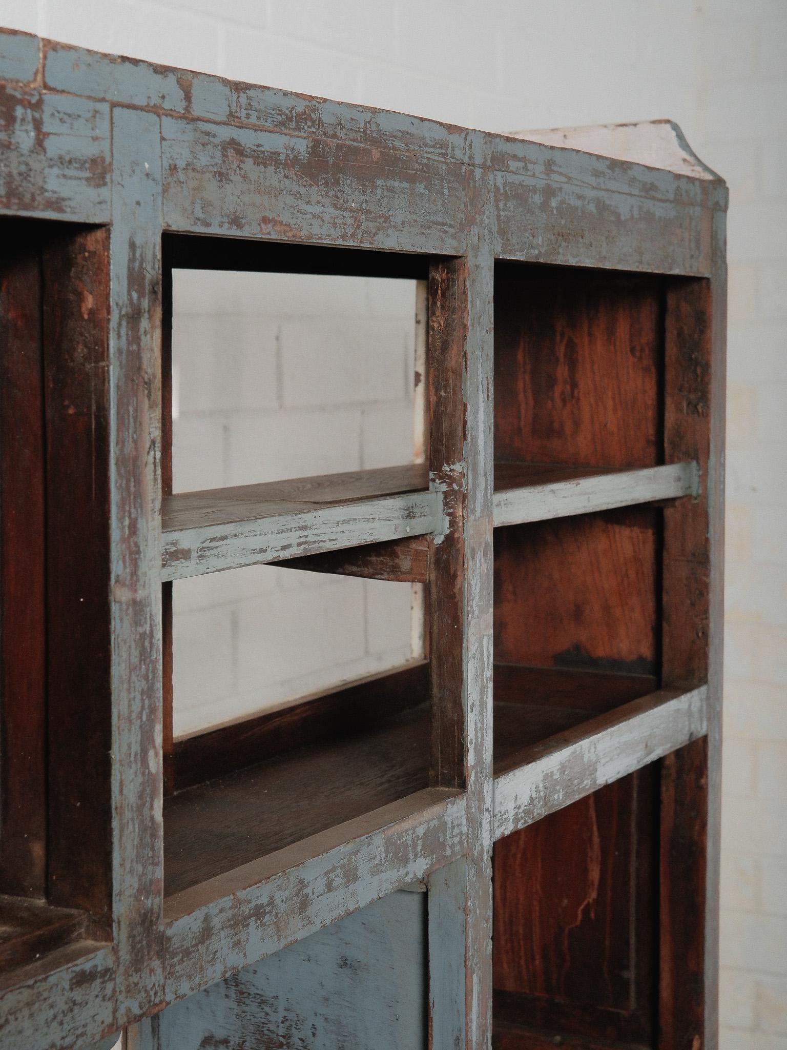 Antico bancone in legno dipinto di blu con mobile espositivo e portaoggetti in vendita 1