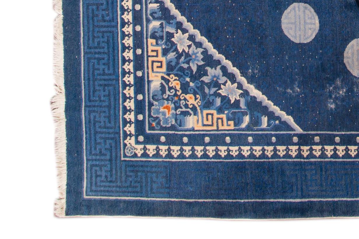 Magnifique tapis chinois ancien Destressed Peking en laine nouée à la main avec un champ bleu et des accents multicolores sur l'ensemble du design traditionnel chinois. 

Ce tapis mesure : 7'4