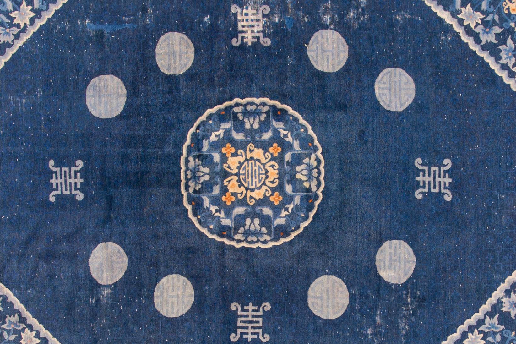Chinois Ancien tapis en laine chinoise de Pékin bleu en vente