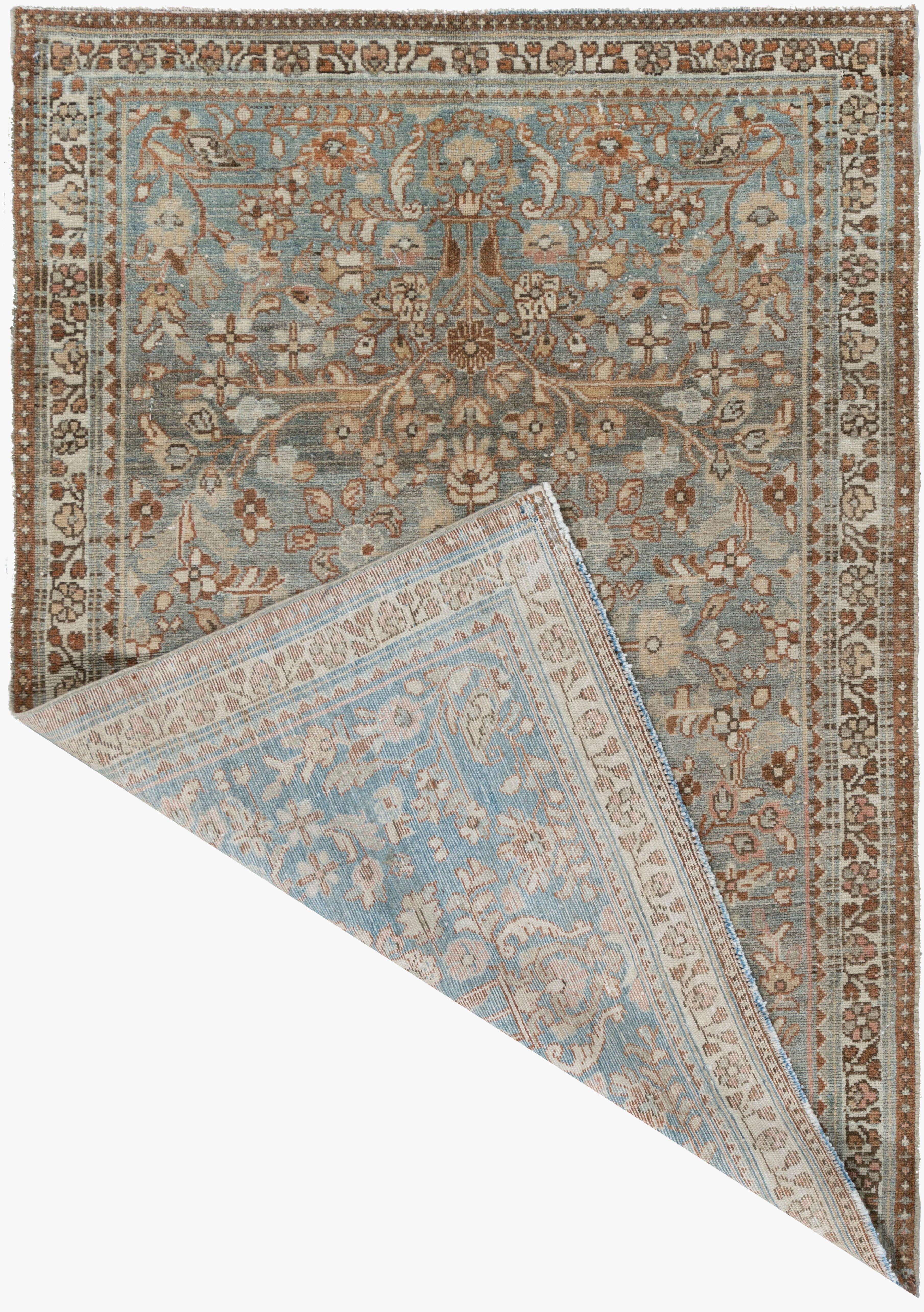 3'4 x 4'9.  Malayer, situé juste à l'est de Hamadan dans le nord-ouest de l'Iran, est depuis longtemps un centre pour les tapis tribaux et villageois finement tissés. Souvent regroupés sous l'égide de Malayer, les tapis de Malayer se distinguent par