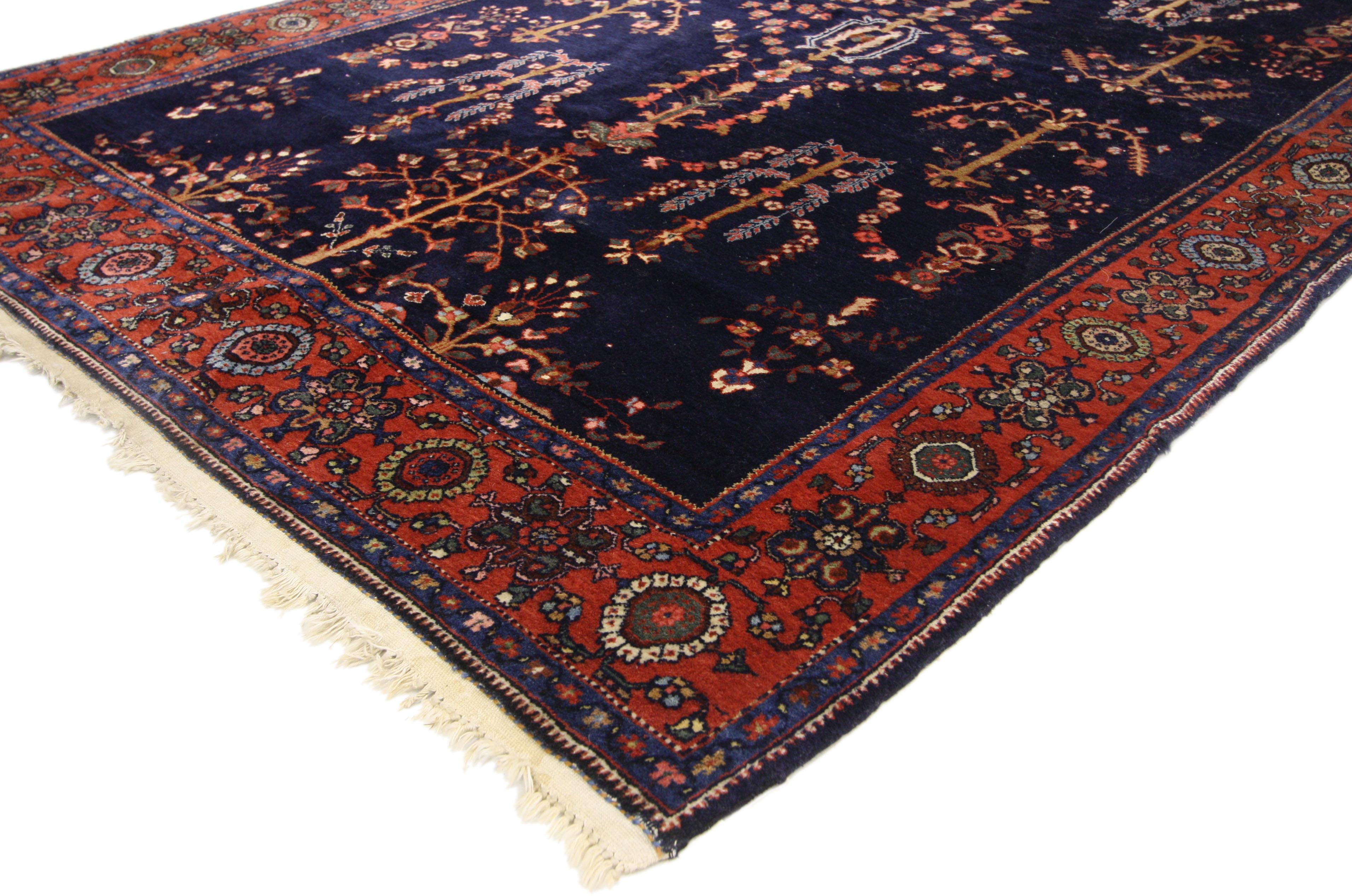 77208 Antiker persischer Sarouk-Teppich, 04'03 x 06'05. Antike Sarouk-Teppiche sind wegen ihres satten, tiefblauen Hintergrunds und ihrer kunstvollen Blumendekoration die begehrtesten Teppiche unter den Stilhäusern. Dieser handgeknüpfte antike