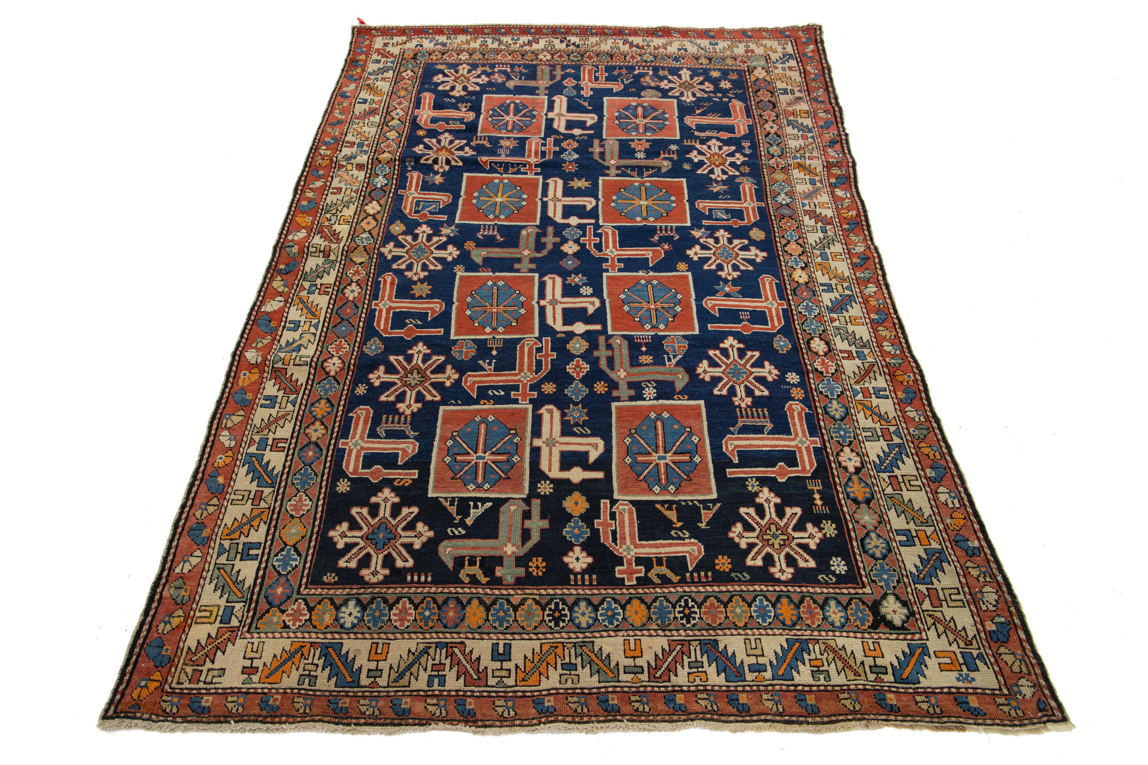 Dieser Wollteppich des persischen Herstellers Shirvan zeigt ein Stammesmuster mit mehrfarbigen Akzenten auf marineblauem Hintergrund. 

Dieser Teppich misst 4'6
