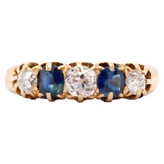 Antiker fünfsteiniger Ring aus 18 Karat Gelbgold mit blauem Saphir und Diamant im Altschliff
