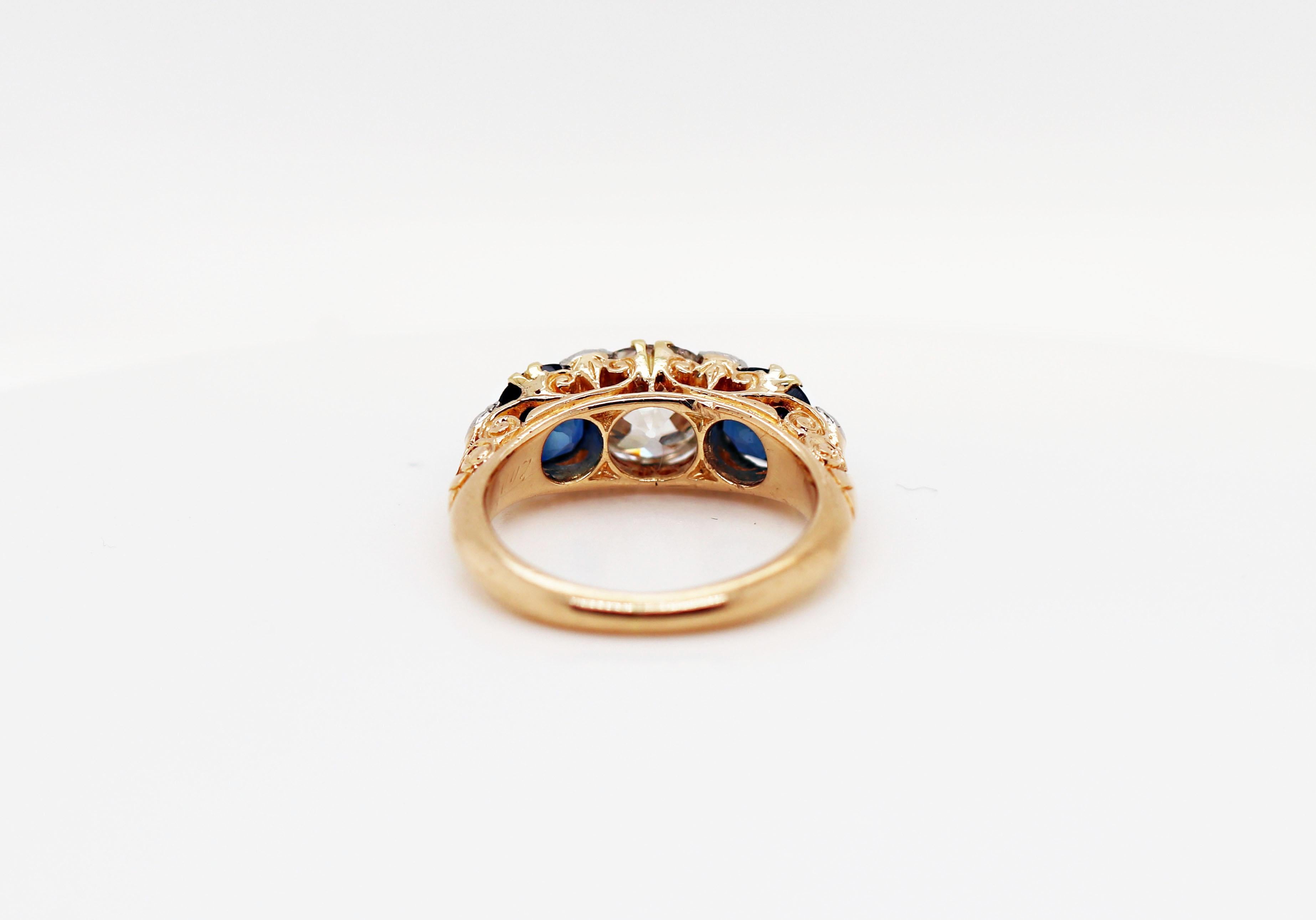 Taille vieille Europe Bague ancienne en or 18 carats à trois pierres avec saphir bleu et diamant taille ancienne, c. 1890 en vente