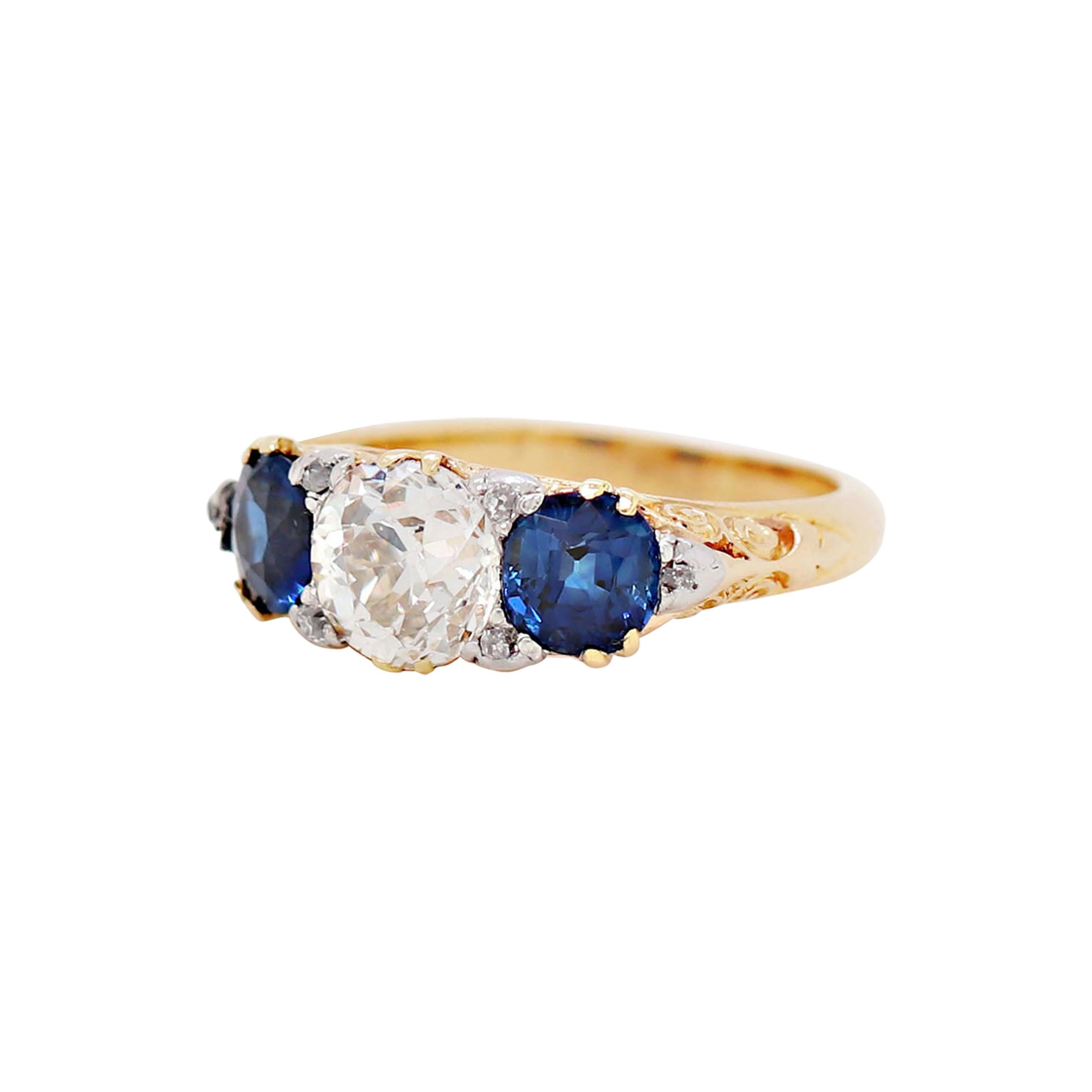 Bague ancienne en or 18 carats à trois pierres avec saphir bleu et diamant taille ancienne, c. 1890 en vente