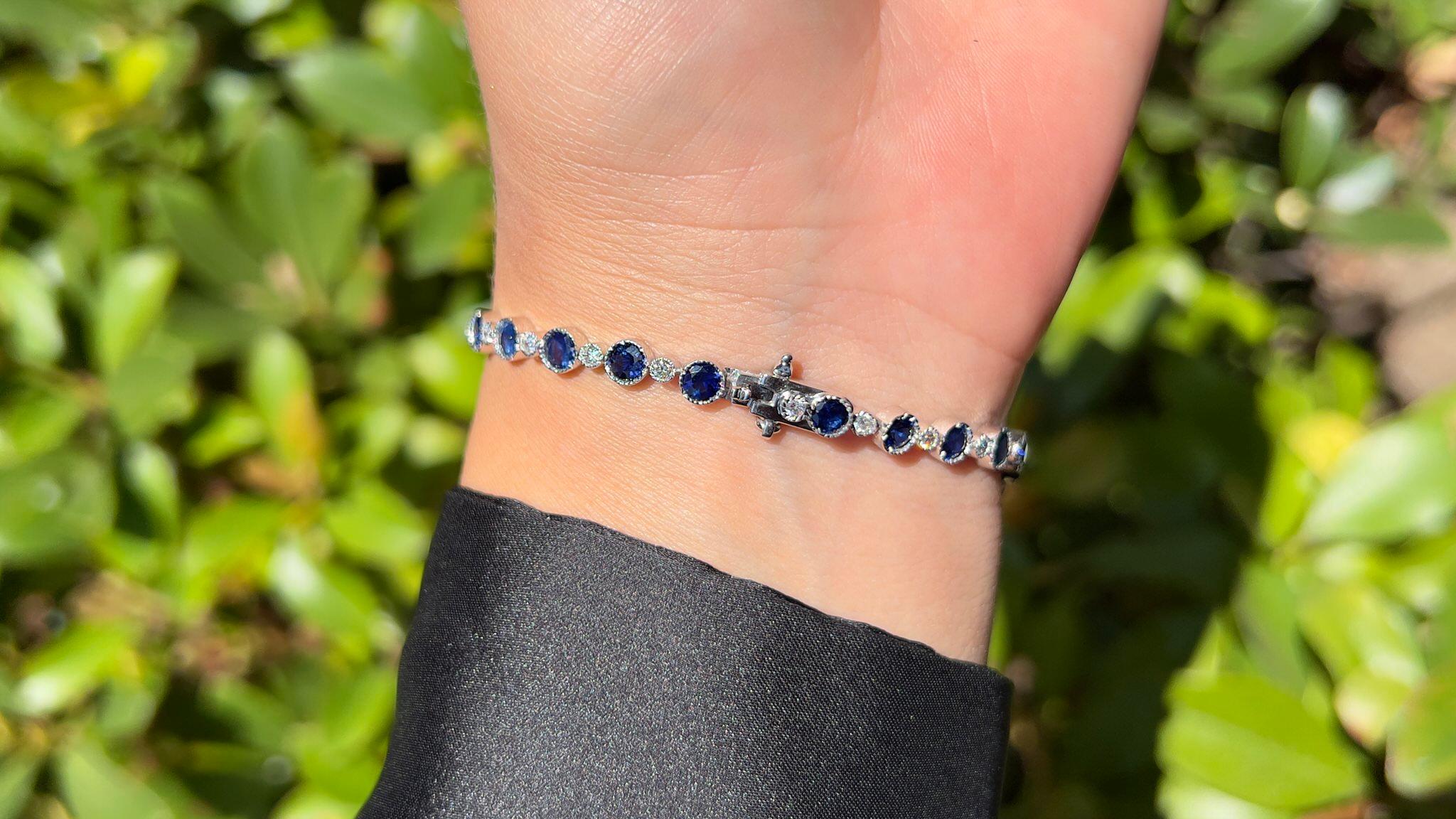 Antique Blue Sapphires and Diamonds Tennis Bracelet 6 Carats 18K White Gold For Sale 3