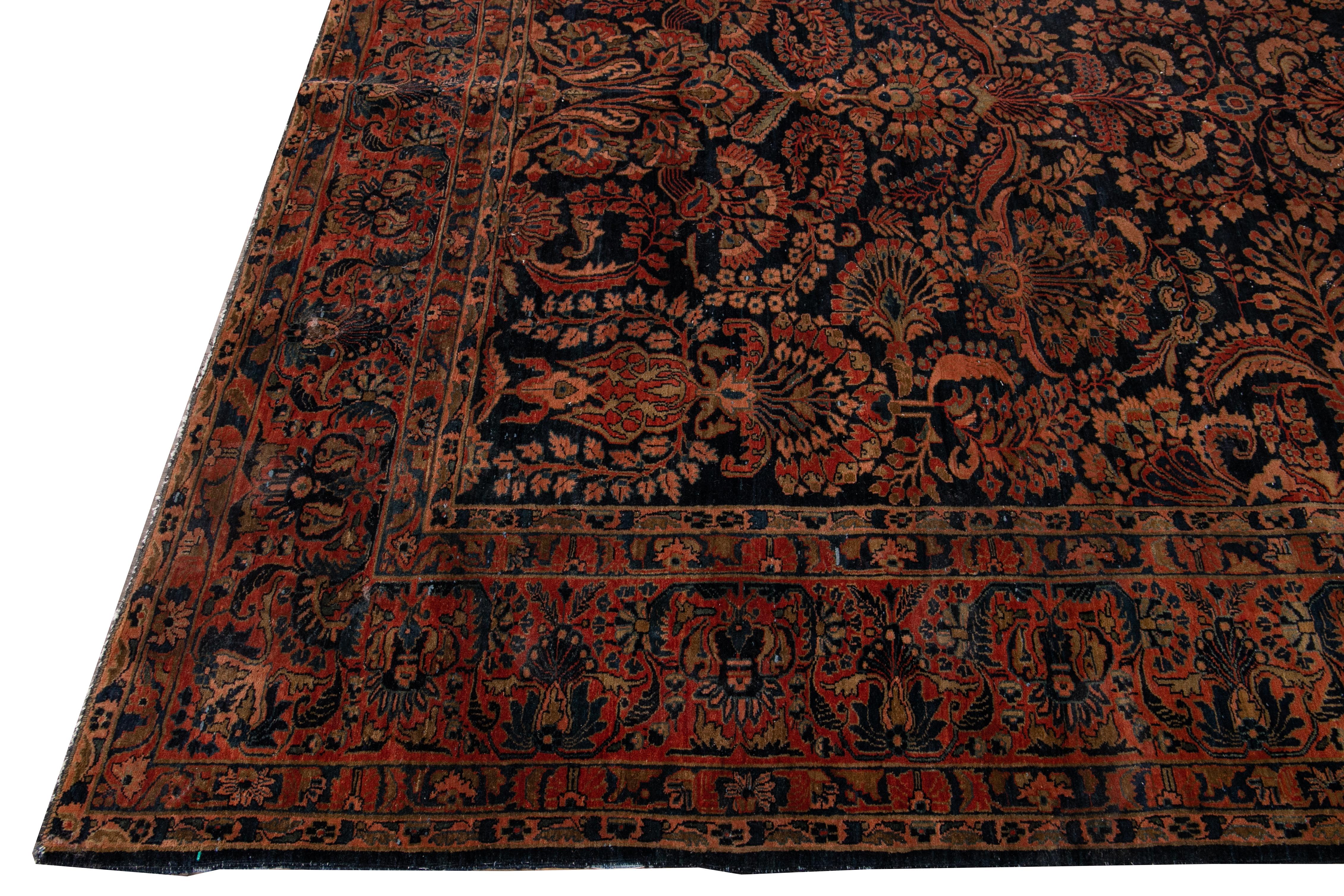Schöner antiker Sarouk-Farahan-Teppich aus handgeknüpfter Wolle mit marineblauem Feld. Dieser Farahan-Teppich hat einen rostfarbenen Rahmen und pfirsichfarbene Akzente auf einem herrlichen klassischen botanischen Blumenmuster

Dieser Teppich misst