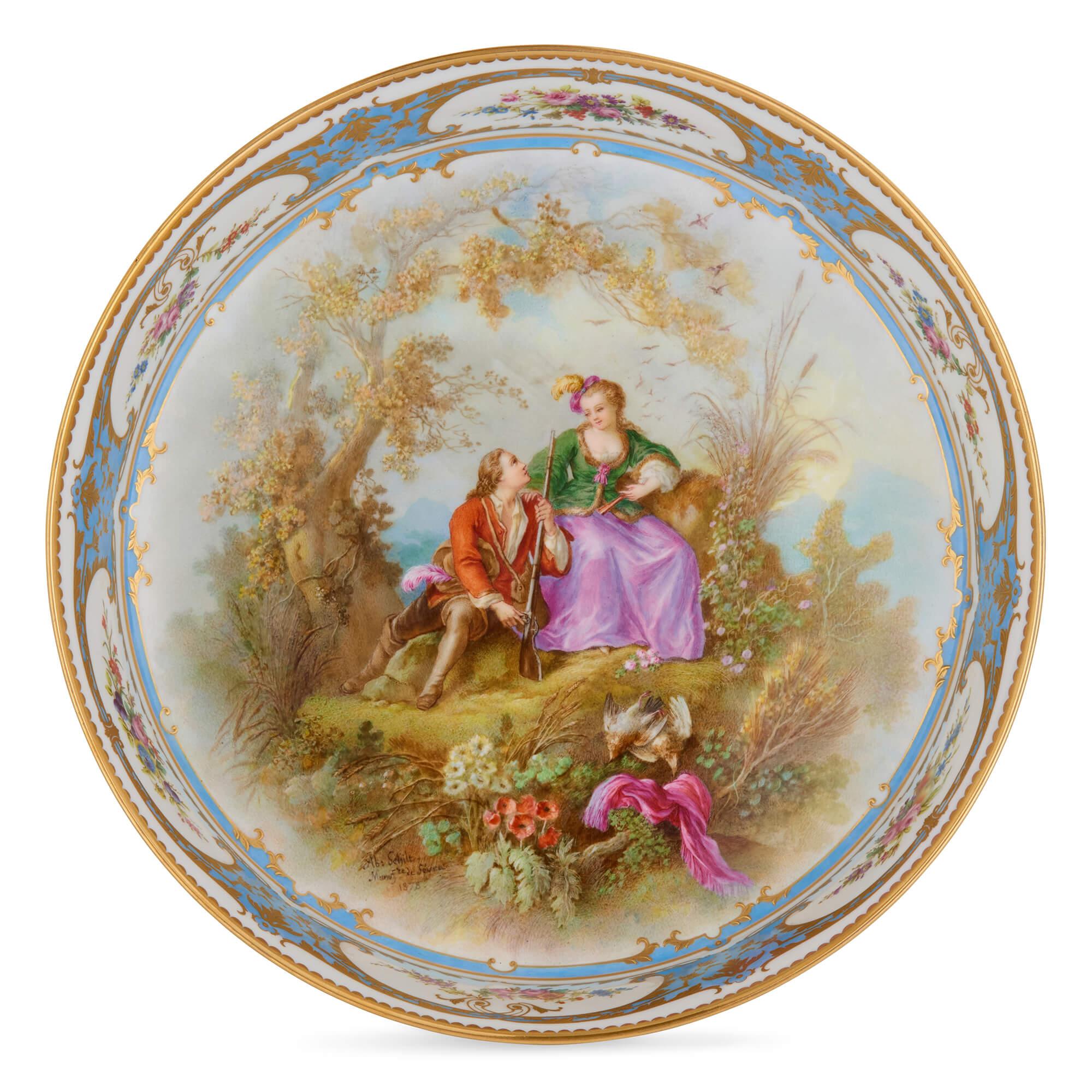 Centro de mesa antiguo de porcelana azul de Sèvres
Francés, 1876
Altura 24 cm, diámetro 33,5 cm

Producido por Sèvres, este refinado centro de porcelana es una magnífica expresión del célebre arte y la destreza técnica de la fábrica, atributos que