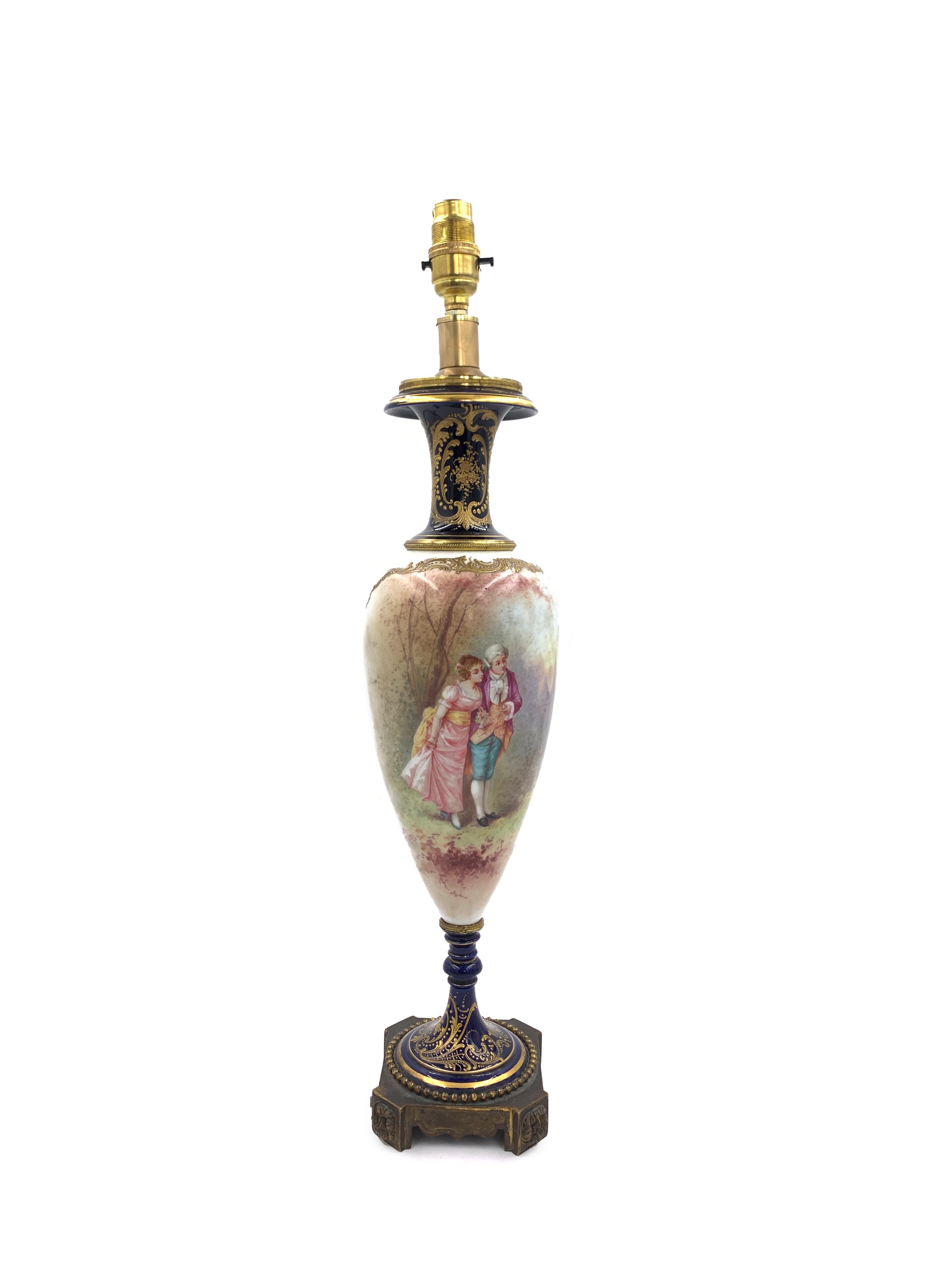 Lampe de table en porcelaine bleue de Sèvres du XIXe siècle, reposant sur une base carrée en bronze doré, peinte à la main et signée sur le corps ovoïde.
 