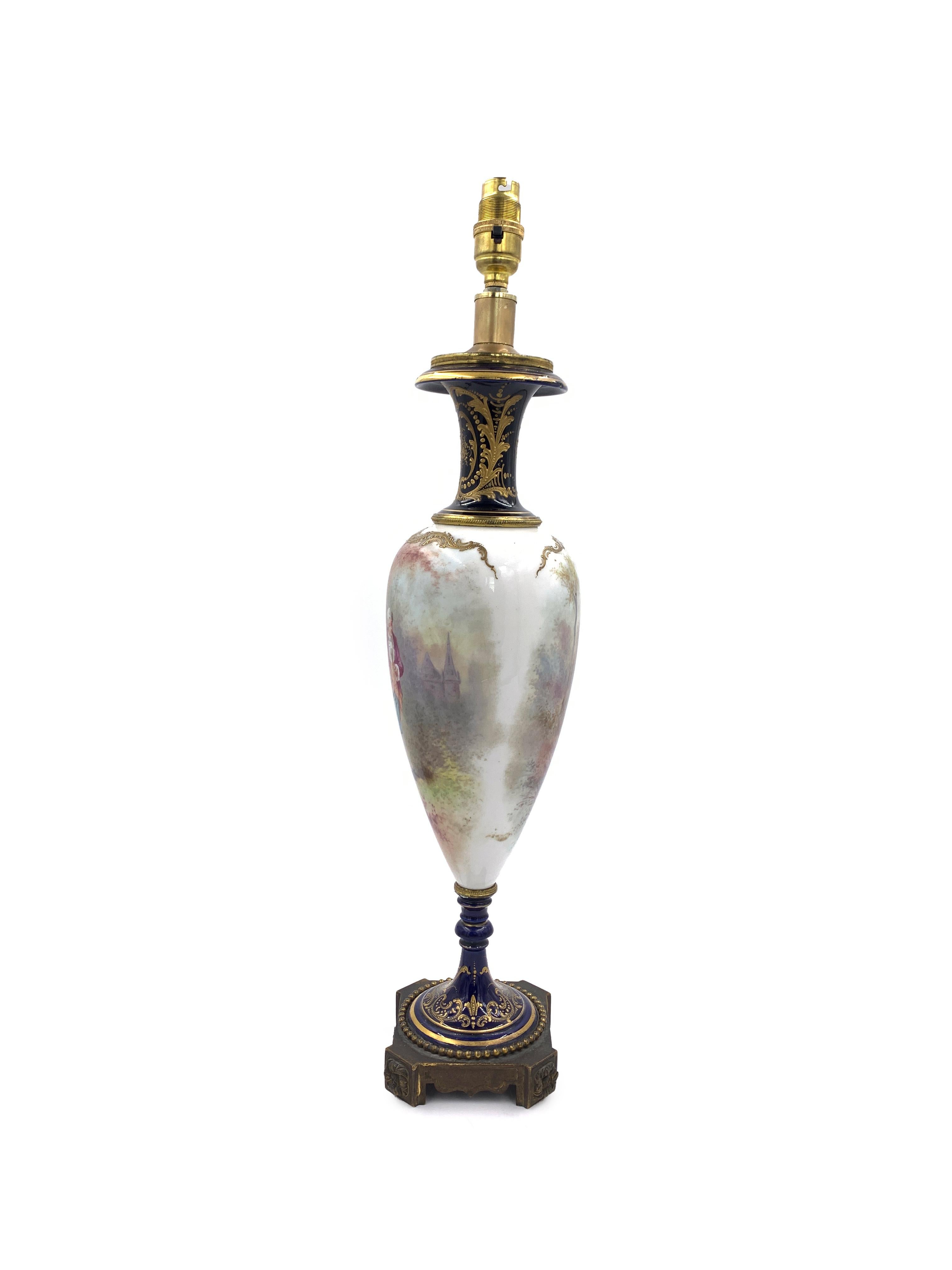 Français Lampe de table ancienne en porcelaine bleue de style Sèvres, France, 19ème siècle en vente
