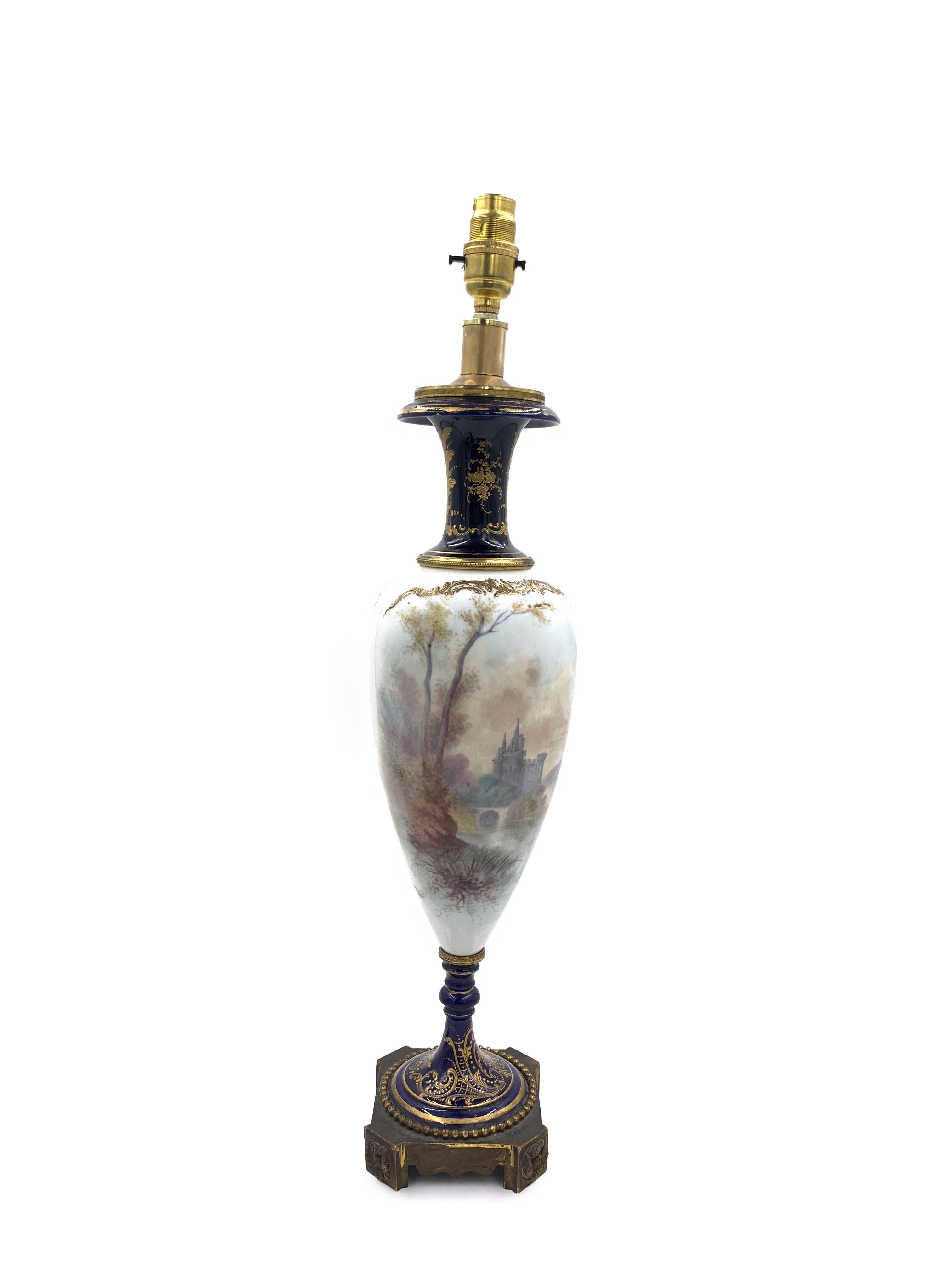 Lampe de table ancienne en porcelaine bleue de style Sèvres, France, 19ème siècle Bon état - En vente à London, GB