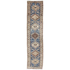 Chemin de table Karajeh bleu antique avec des tons bleu marine:: marron et terre
