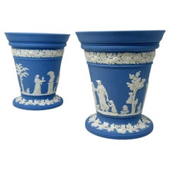 Paire de vases anciens en jaspe bleu Wedgwood Ware représentant des scènes classiques mythologiques et mythologiques