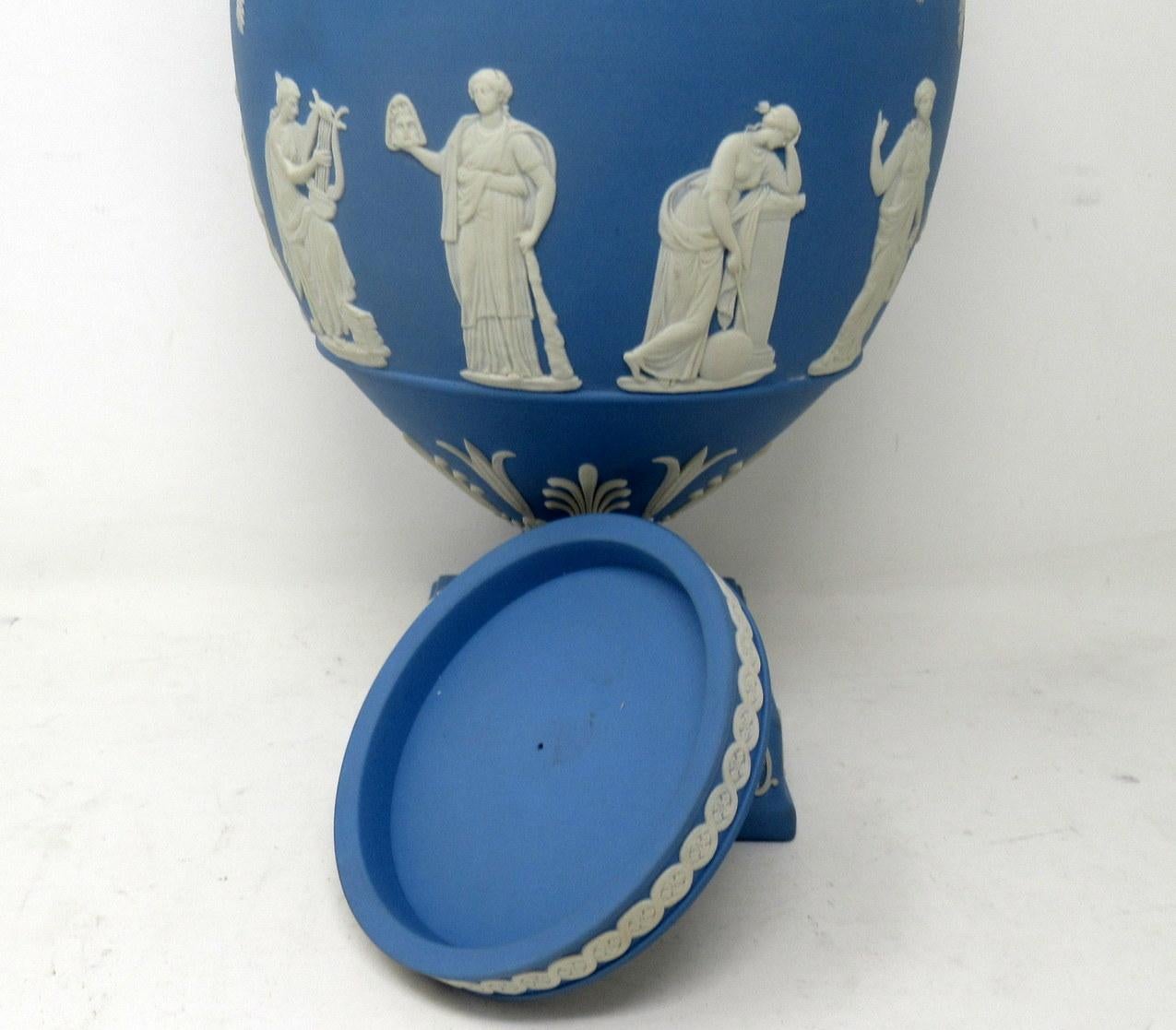 Antique Blue Wedgwood Jasperware Ceramic Urn Vase After John Flaxman Cherubs In Good Condition In Dublin, Ireland