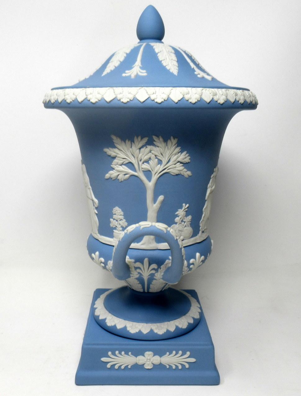 wedgewood urn