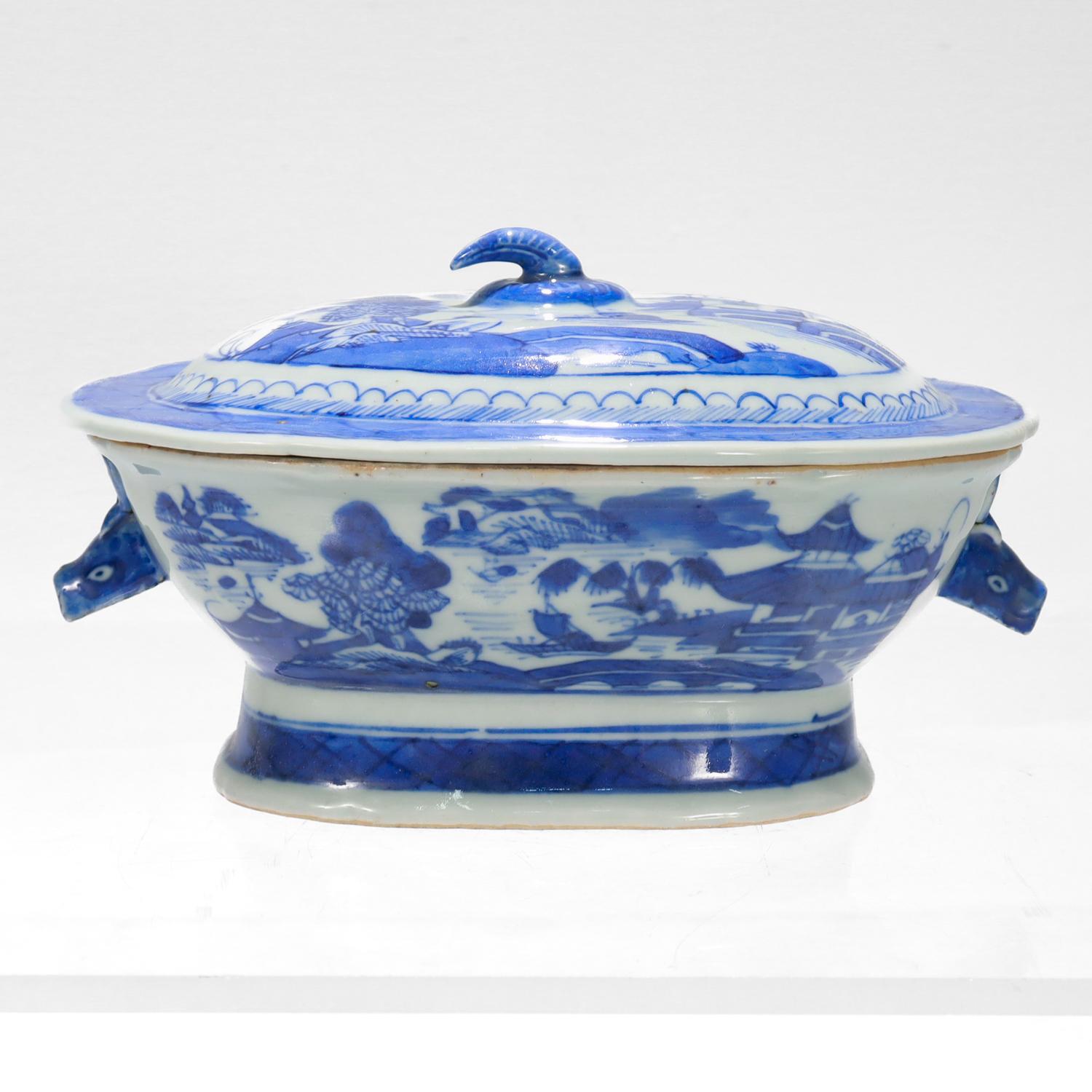Un'antica e raffinata zuppiera in porcellana cinese da esportazione o zuppiera in miniatura.

Nel modello Canton.

Decorato in blu sottosmalto con la raffigurazione di un villaggio montuoso cinese sulla parte superiore del coperchio e sui lati