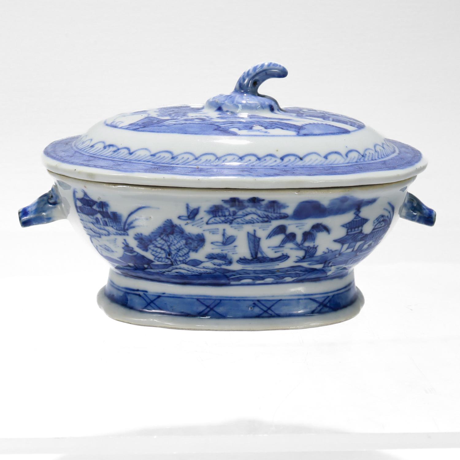 Un'antica e raffinata zuppiera in porcellana cinese da esportazione o zuppiera in miniatura.

Nel modello Canton.

Decorato in blu sottosmalto con la raffigurazione di un villaggio montuoso cinese sulla parte superiore del coperchio e sui lati