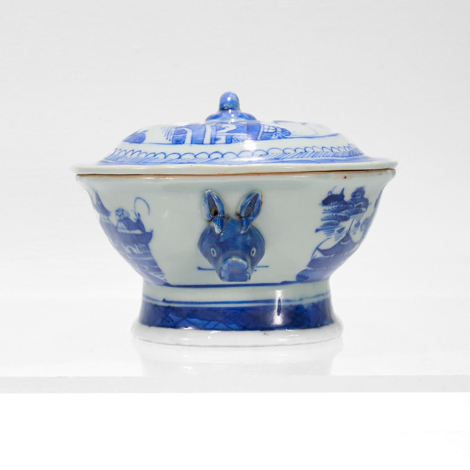 Esportazione cinese Antica zuppiera per salse in miniatura in porcellana cinese da esportazione di Canton blu e bianco in vendita